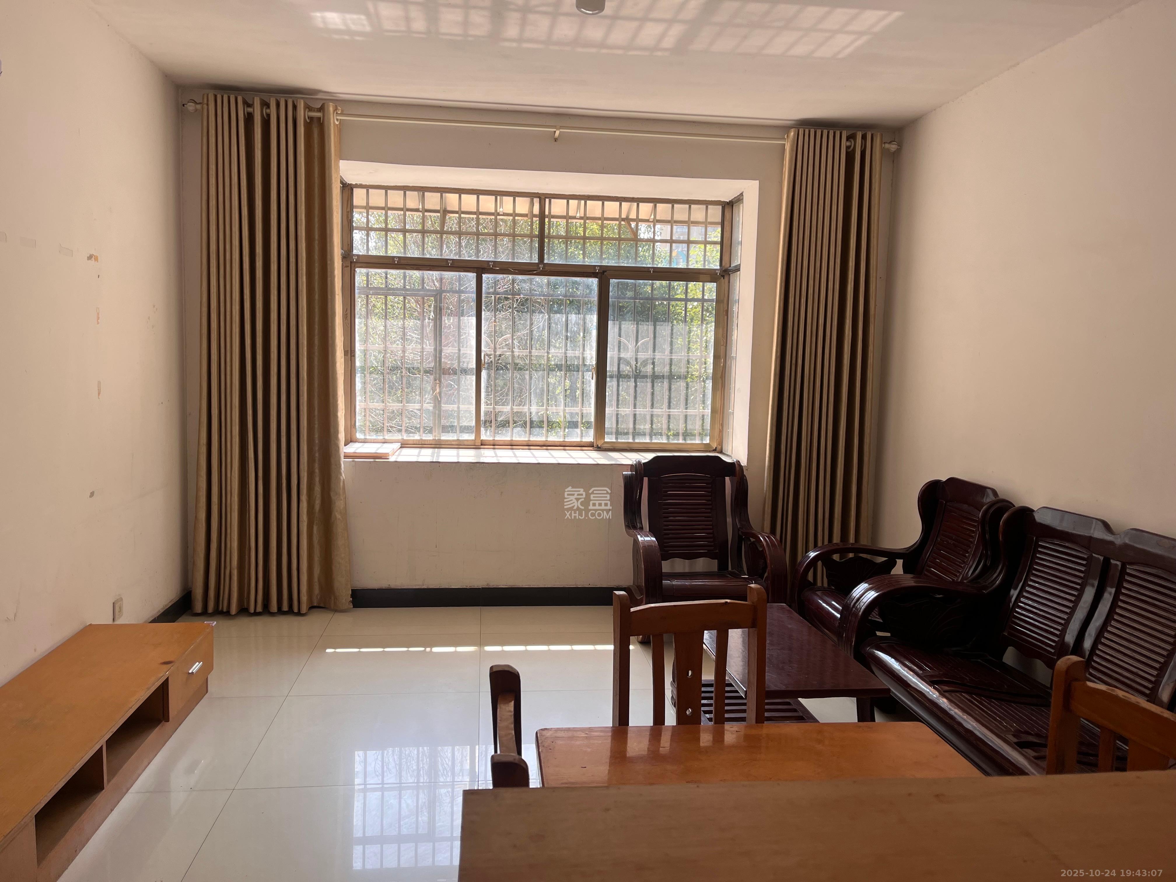 岳鞍阁小区  3室2厅1卫    1500.0元/月