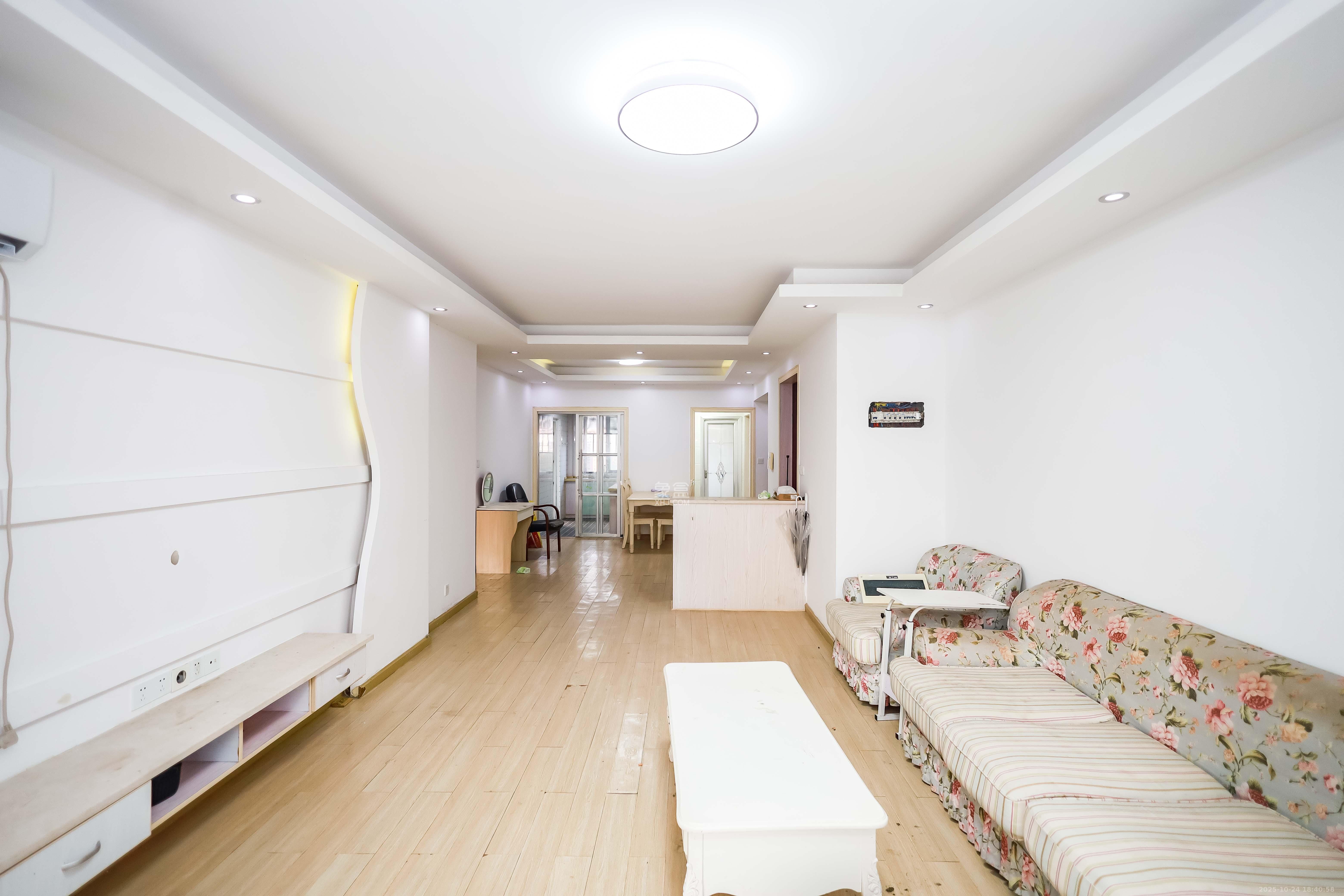 联美品格  3室2厅2卫    74.8万客厅