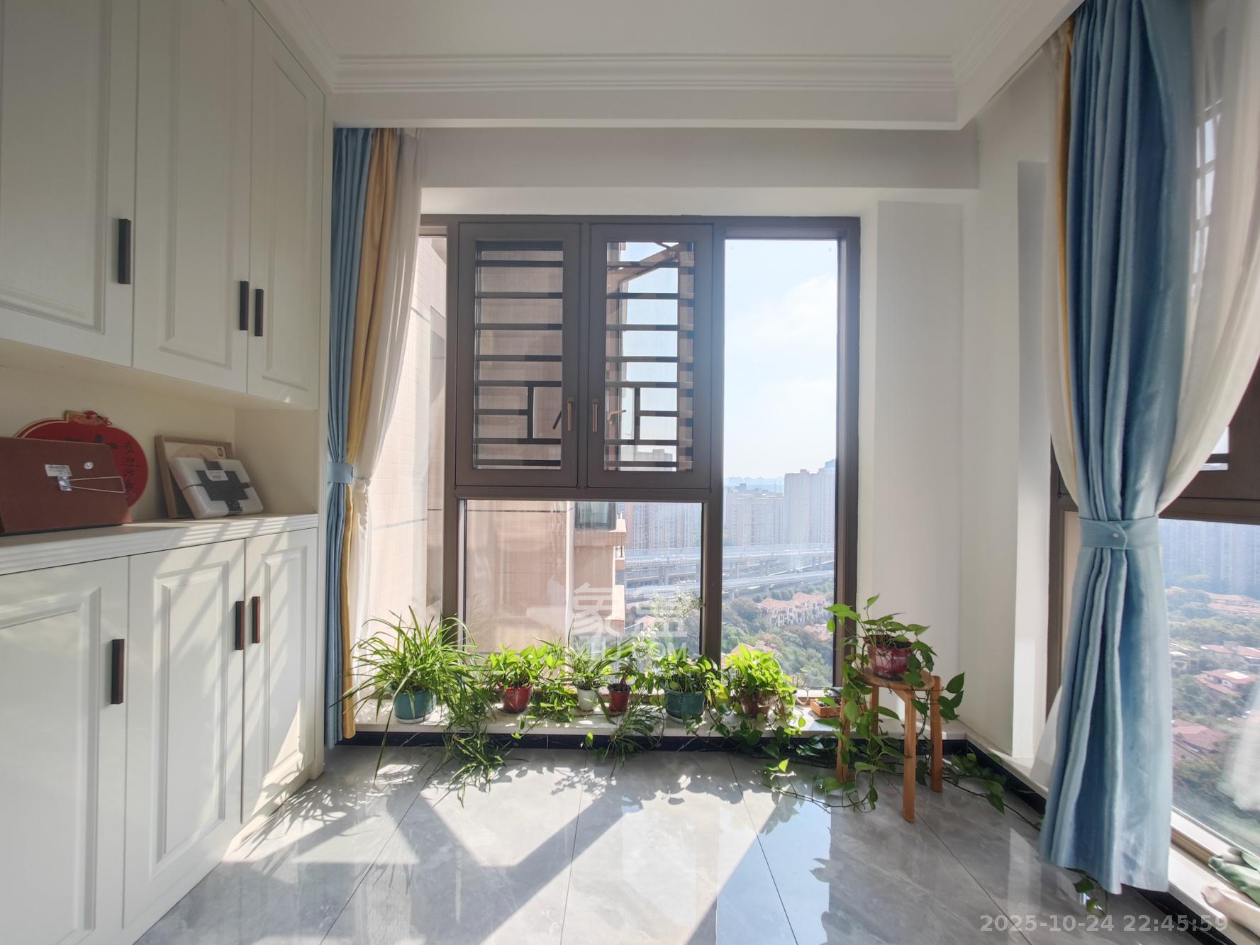 创元时代(成兴景苑) 4室2厅2卫 142.0万 创元时代(成兴景苑) 4室2厅2卫 142.0万阳台