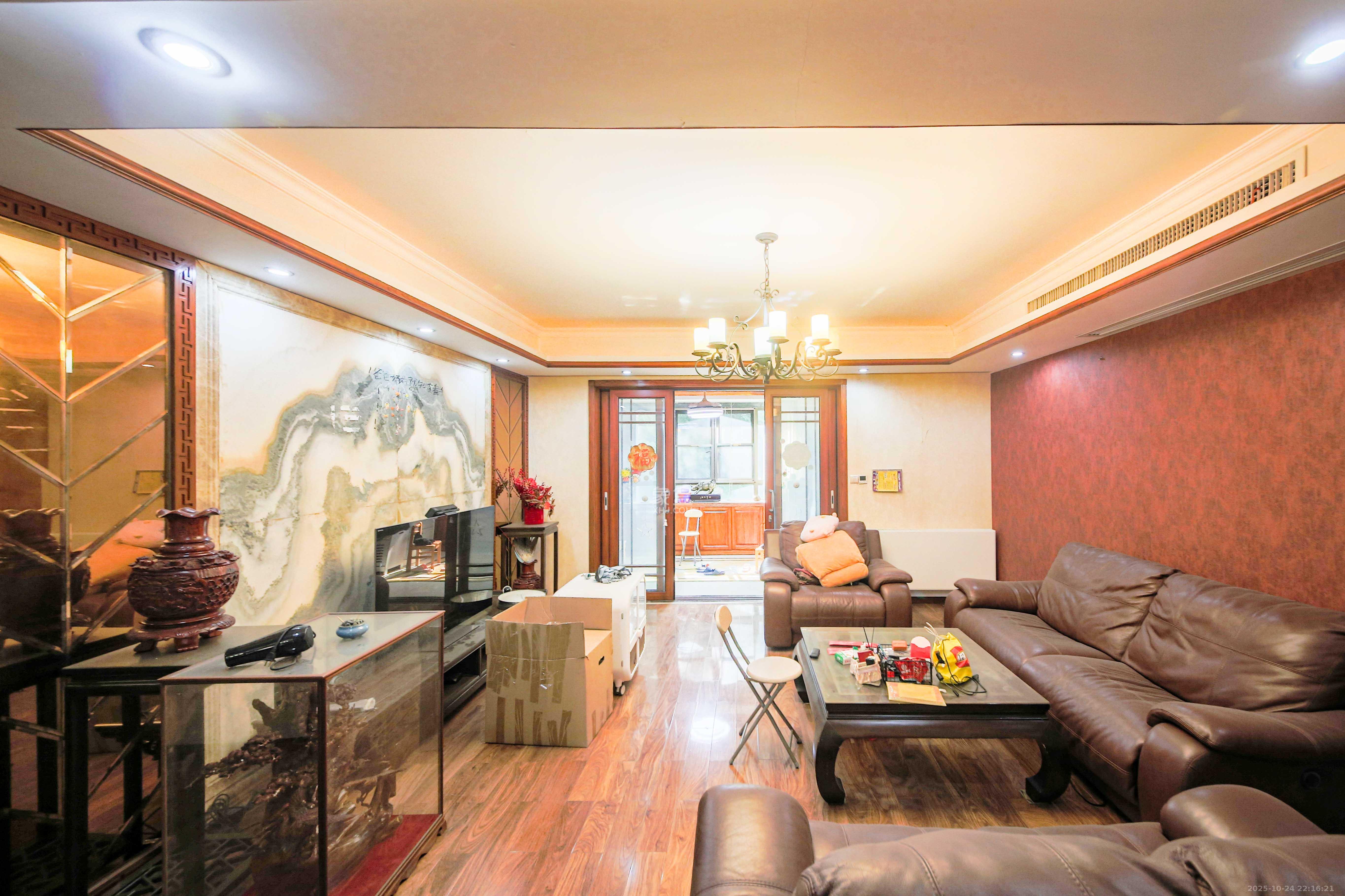 奥林匹克花园  4室2厅3卫    200.0万客厅