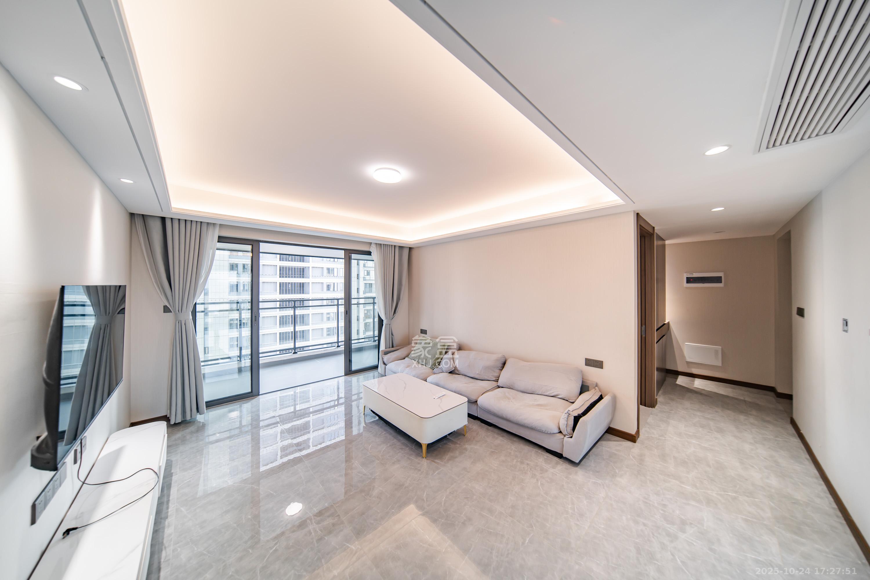 卓越洋湖晴翠  4室2厅2卫    180.0万客厅