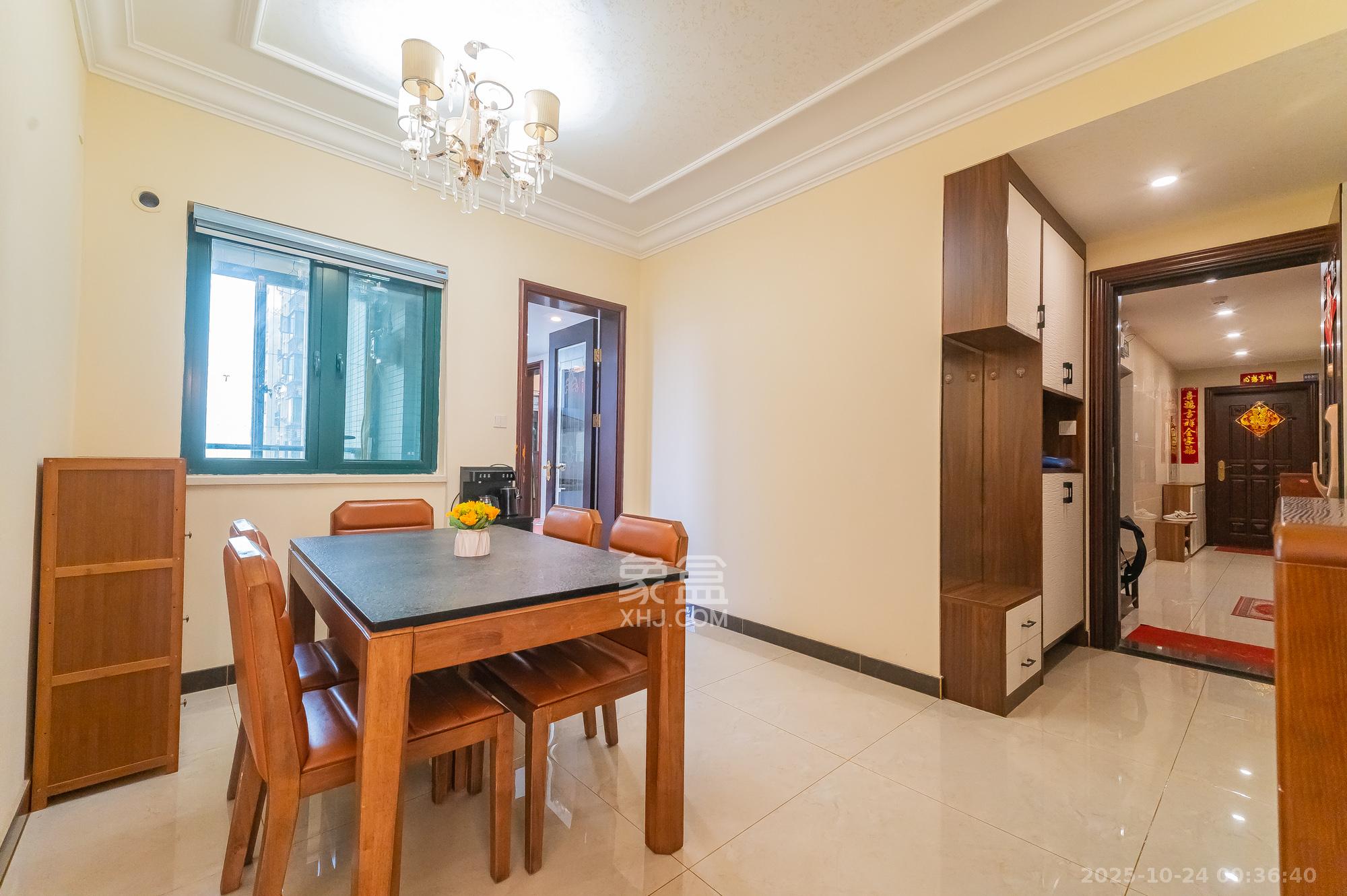 恒大翡翠华庭 4室2厅2卫 125.0万 恒大翡翠华庭 4室2厅2卫 125.0万客厅