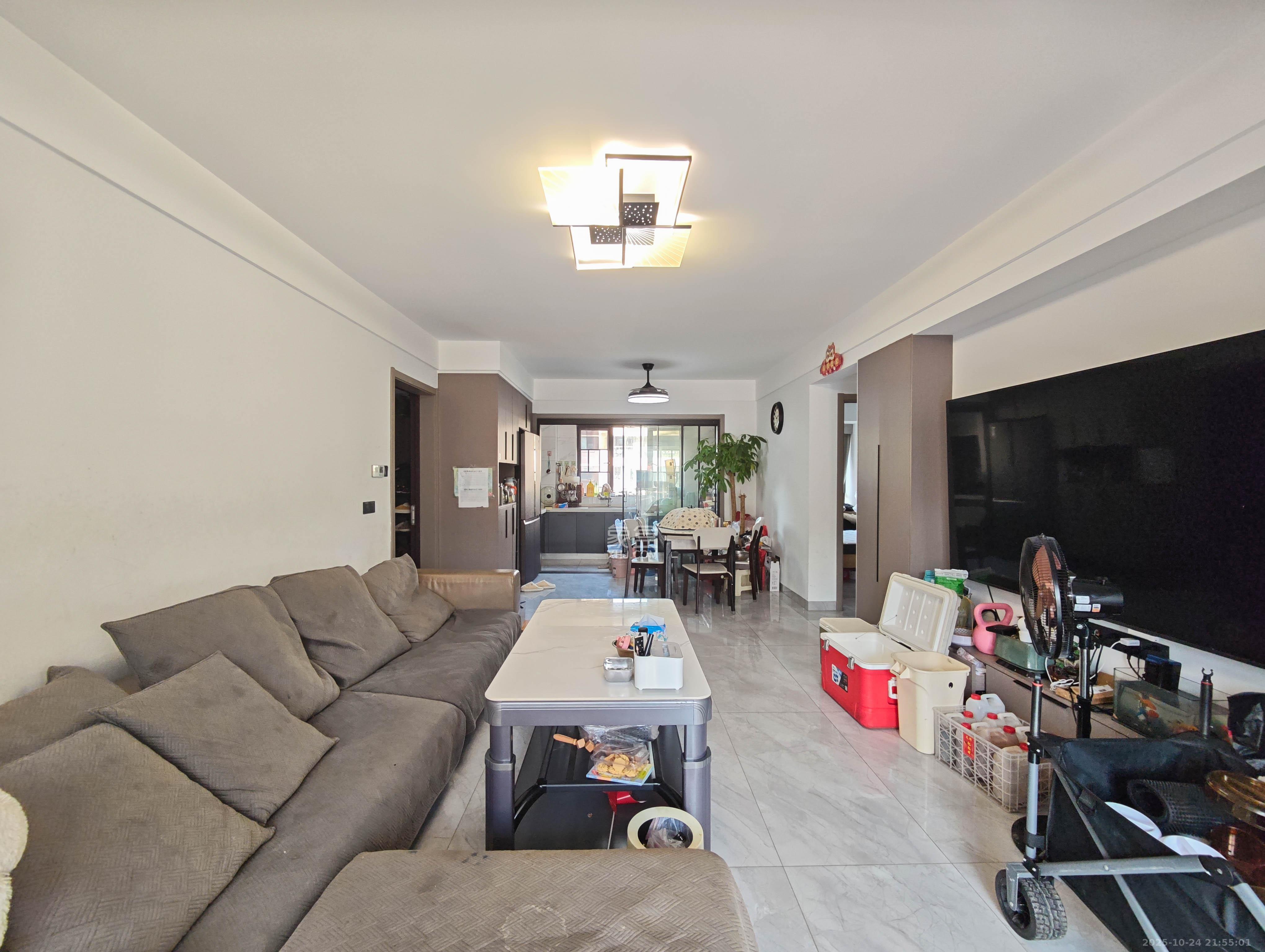 保利城(中航城国际社区、郡原美村) 4室2厅2卫 110.0万 保利城(中航城国际社区、郡原美村) 4室2厅2卫 110.0万客厅