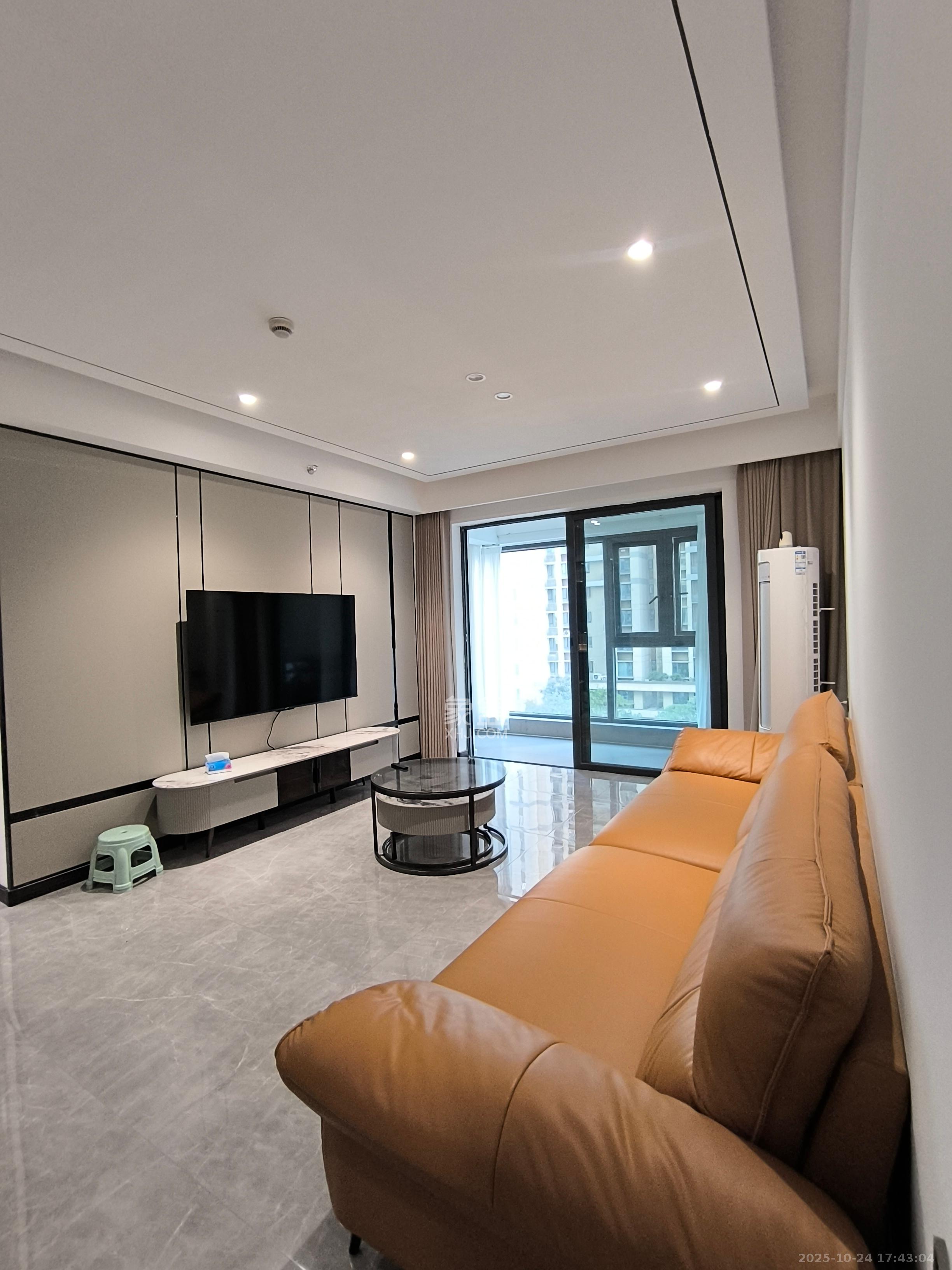 卓越中寰  3室2厅2卫    4500.0元/月 卓越中寰  3室2厅2卫    4500.0元/月室内图