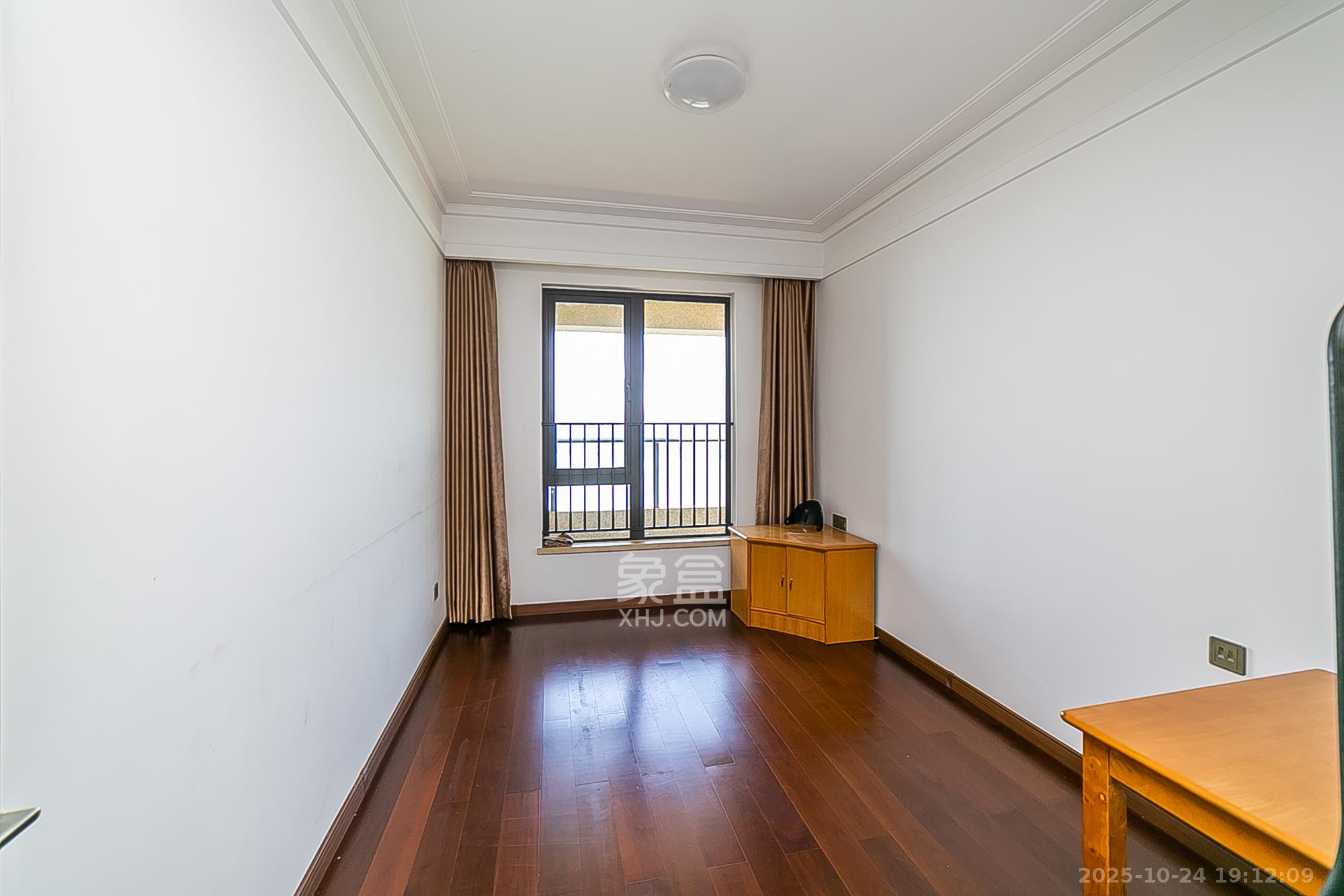 万科紫台 3室2厅2卫 239.0万 万科紫台 3室2厅2卫 239.0万卧室