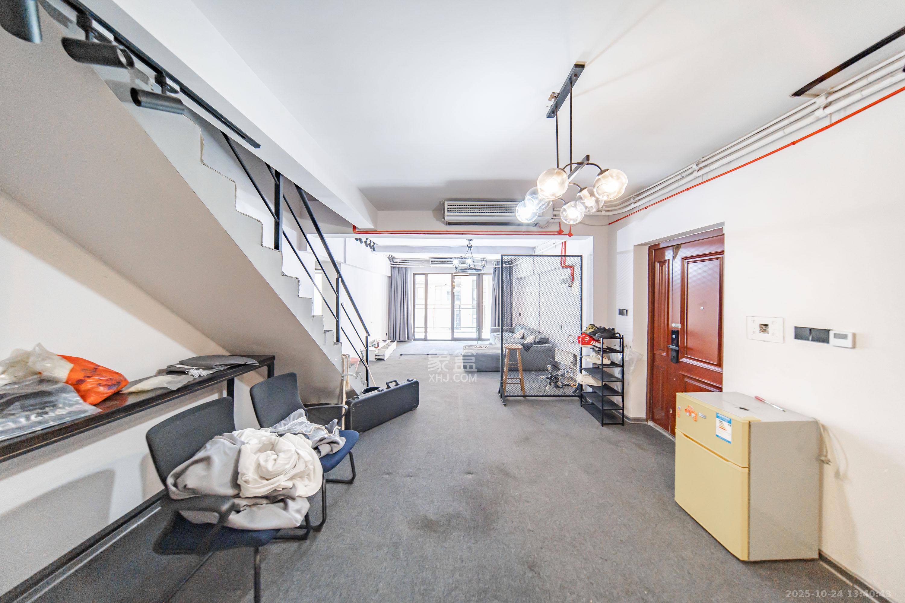 洋湖18克拉（旷远洋湖18克拉）  5室1厅3卫    290.0万客厅