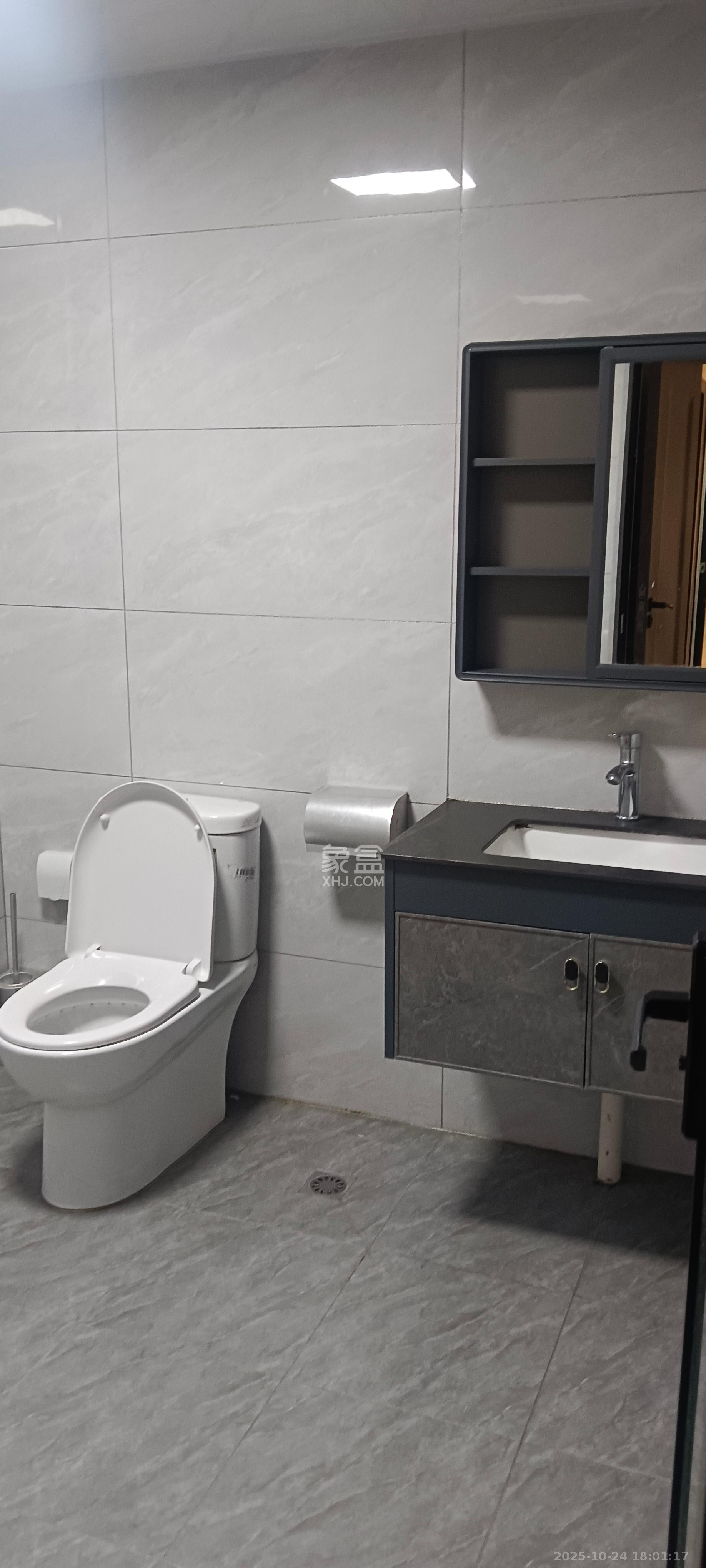 和润园三期  3室2厅2卫    2700.0元/月室内图