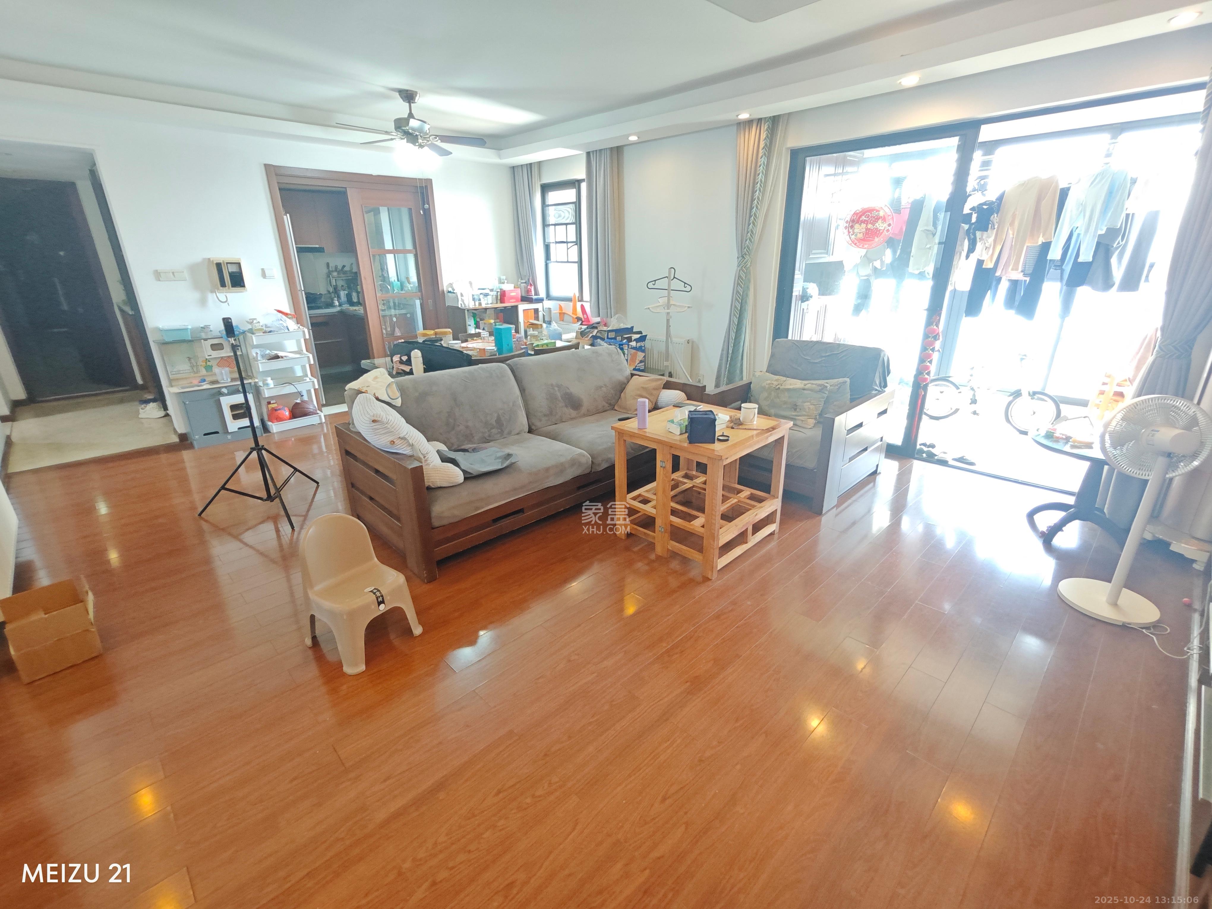 万科城  4室2厅2卫    3300.0元/月