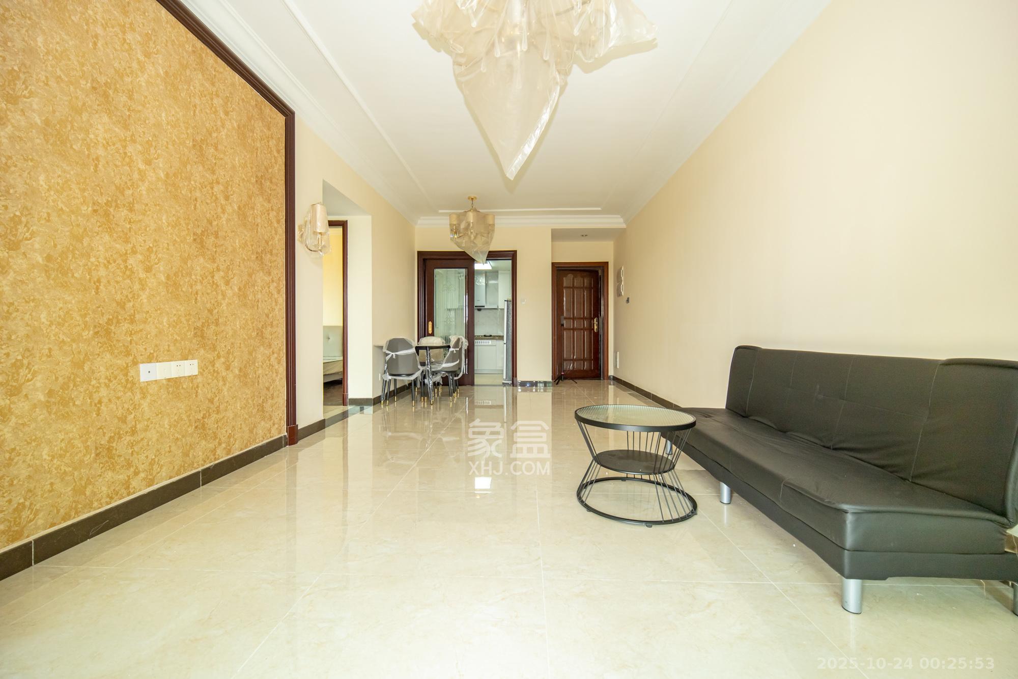 恒大雅苑  3室2厅1卫    90.0万客厅