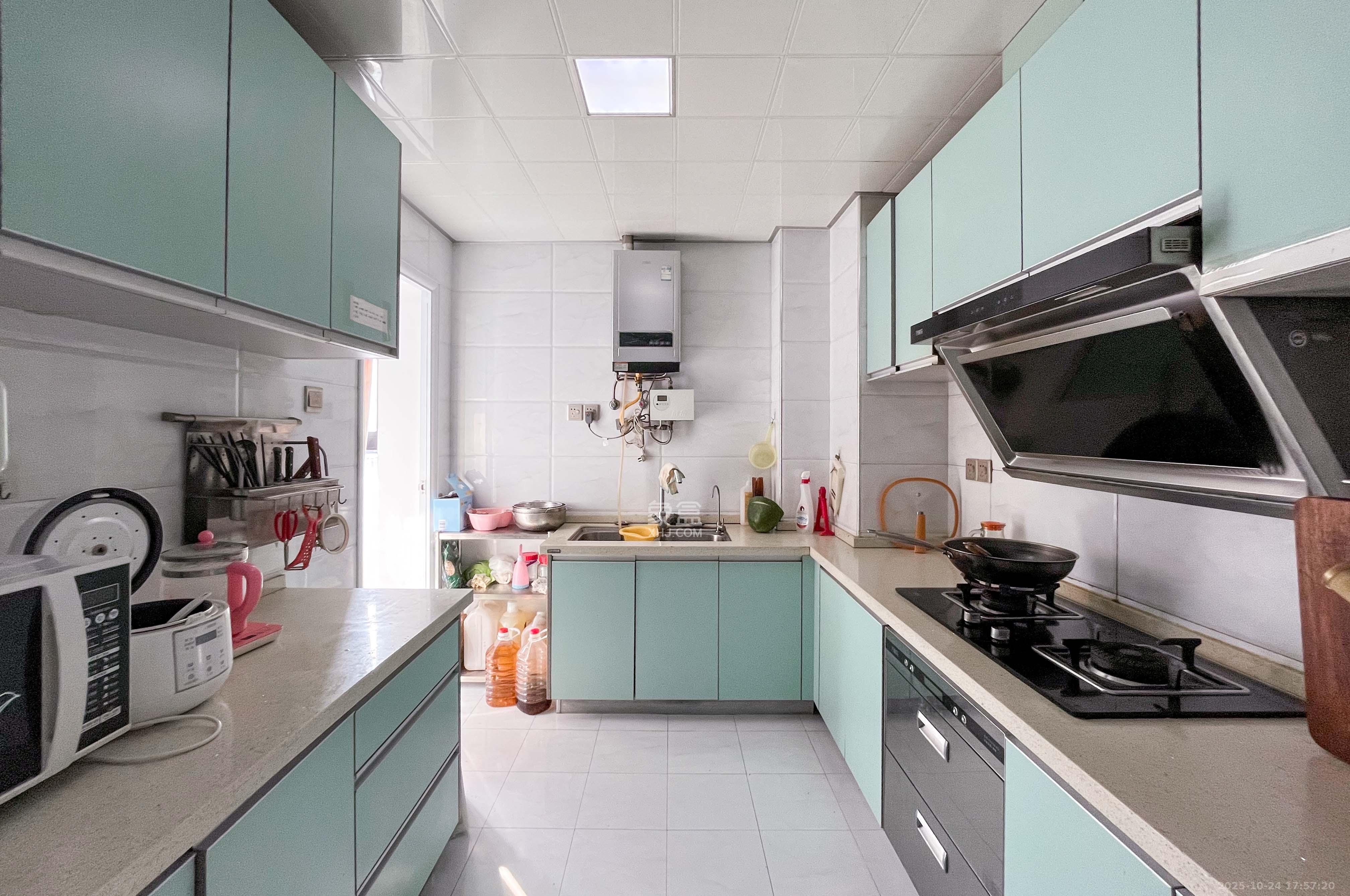 高鑫麓城  4室2厅2卫    198.0万厨房