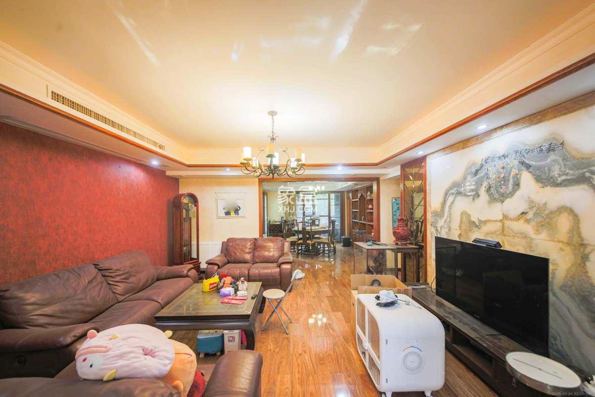 奥林匹克花园  4室2厅3卫    200.0万 奥林匹克花园  4室2厅3卫    200.0万客厅