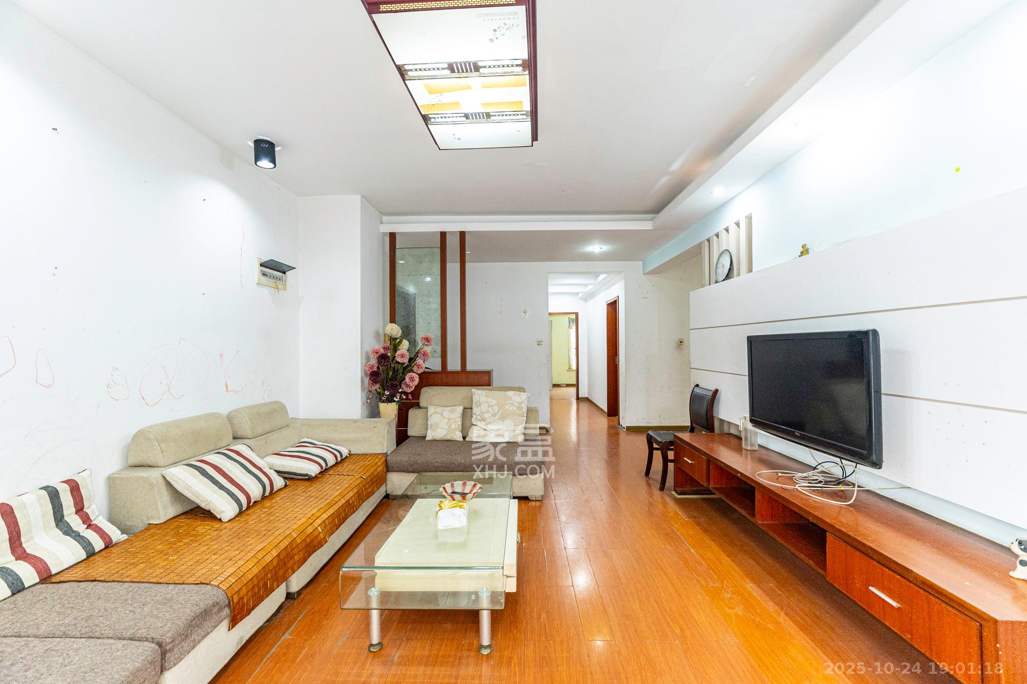 星城雅郡 3室2厅1卫 66.28万 星城雅郡 3室2厅1卫 66.28万客厅