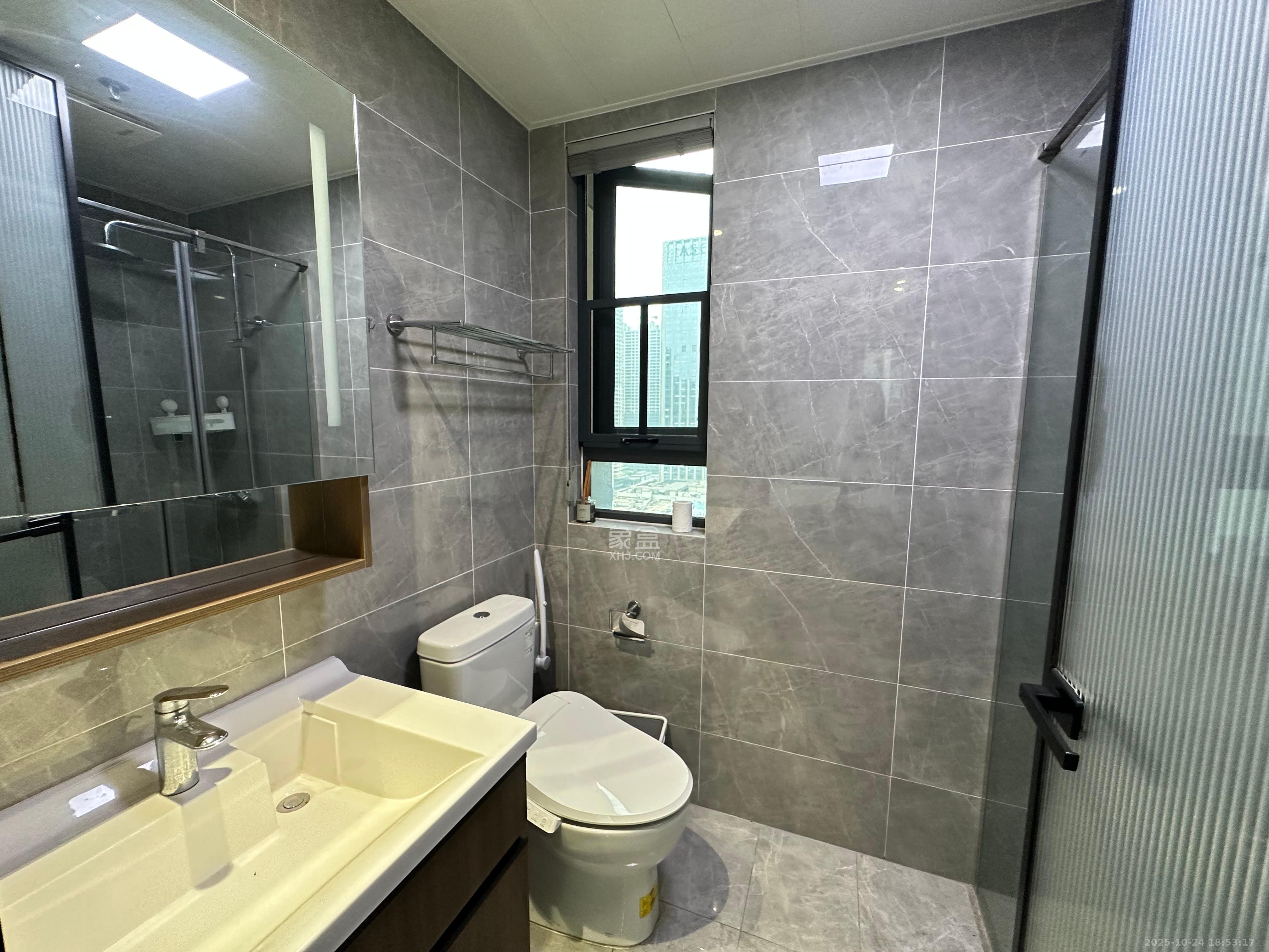 卓越中寰 4室2厅2卫 5500.0元/月 卓越中寰 4室2厅2卫 5500.0元/月室内图