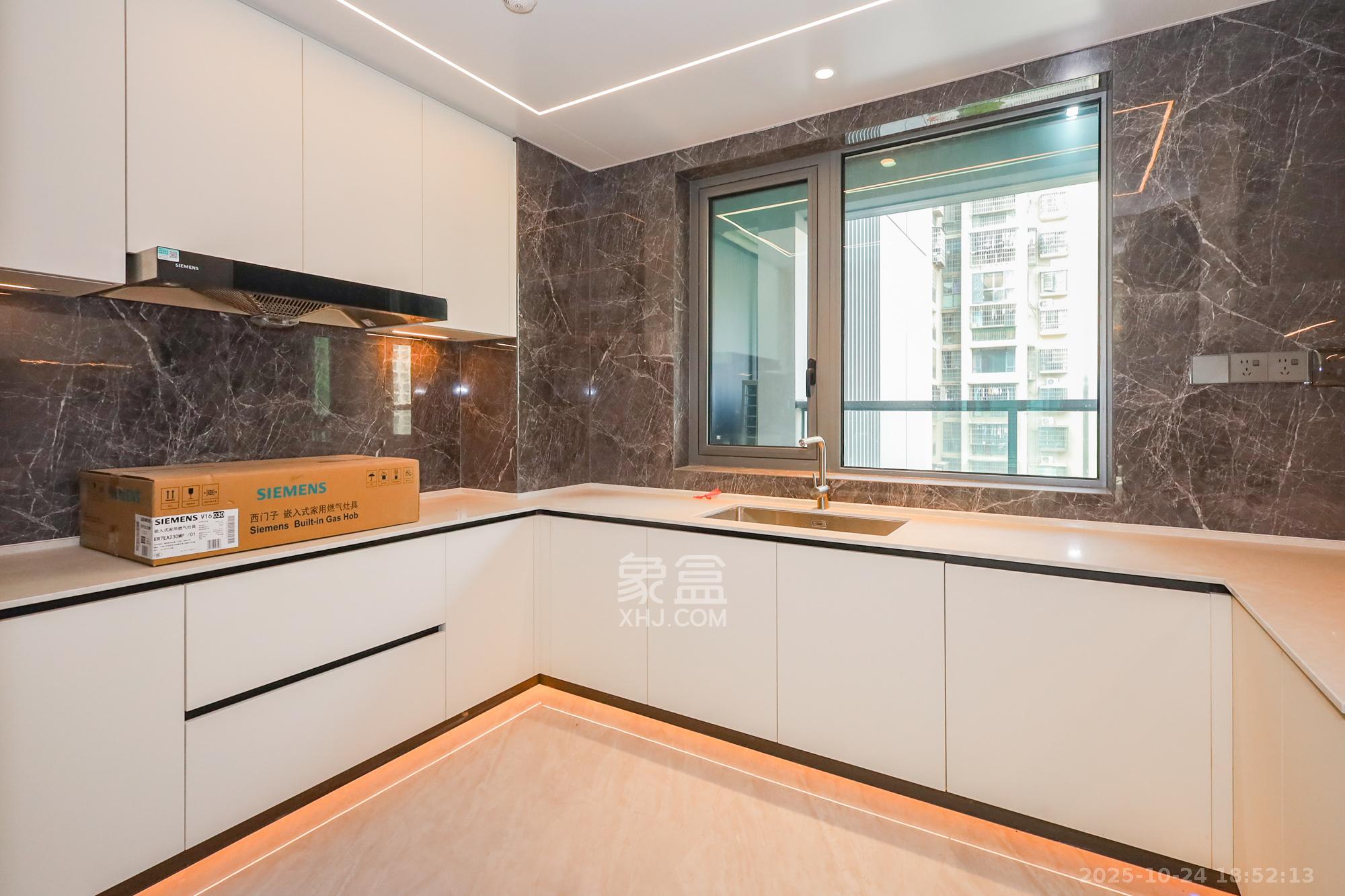 招商蛇口滨江境  3室2厅2卫    420.0万厨房