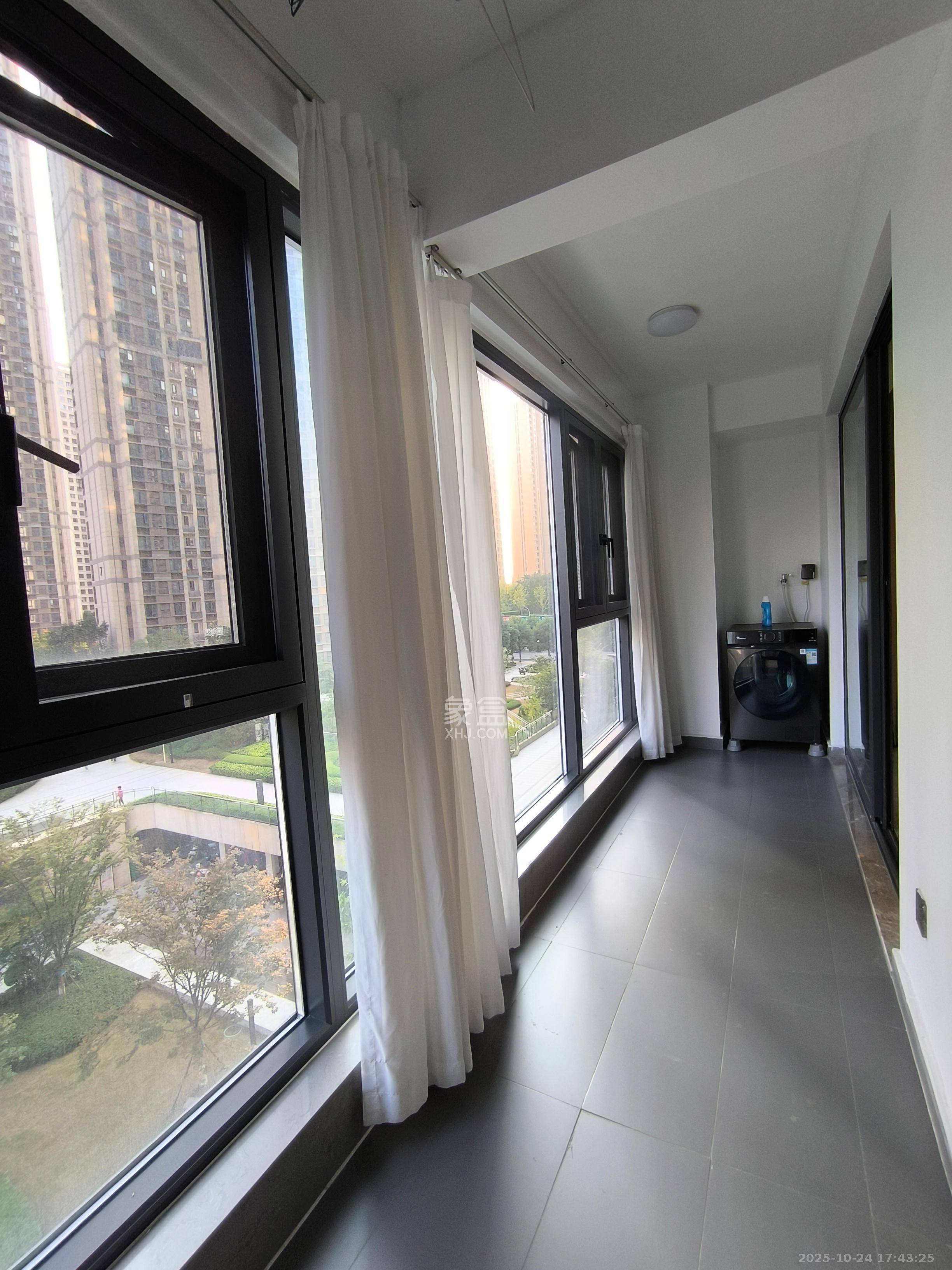 卓越中寰  3室2厅2卫    4500.0元/月 卓越中寰  3室2厅2卫    4500.0元/月室内图