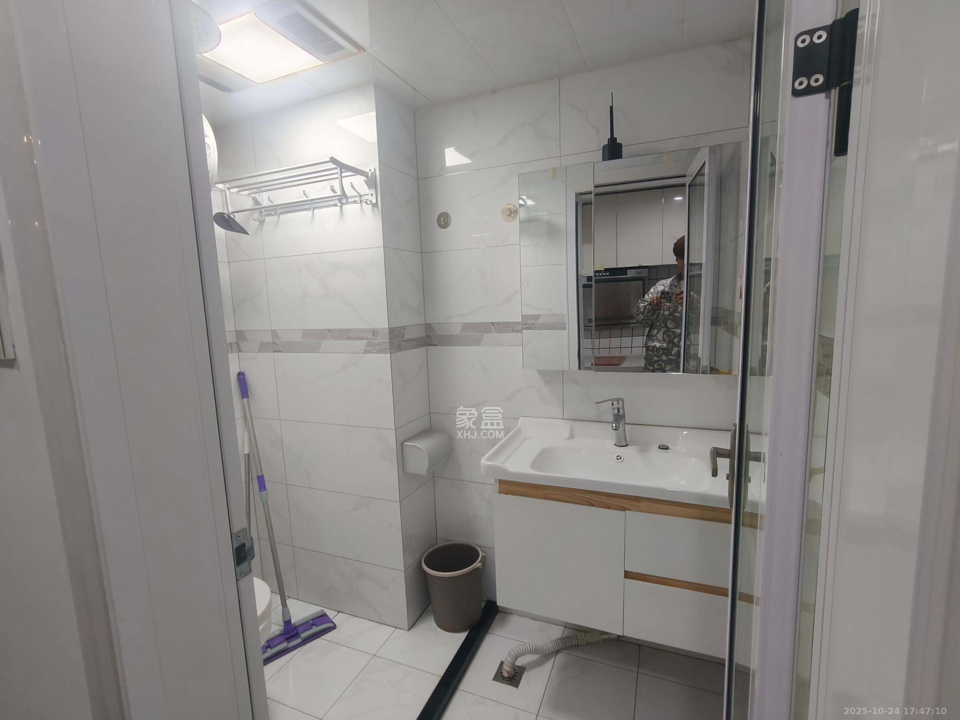 东盈商业广场(华泉城市广场)  2室1厅1卫    2500.0元/月 东盈商业广场(华泉城市广场)  2室1厅1卫    2500.0元/月