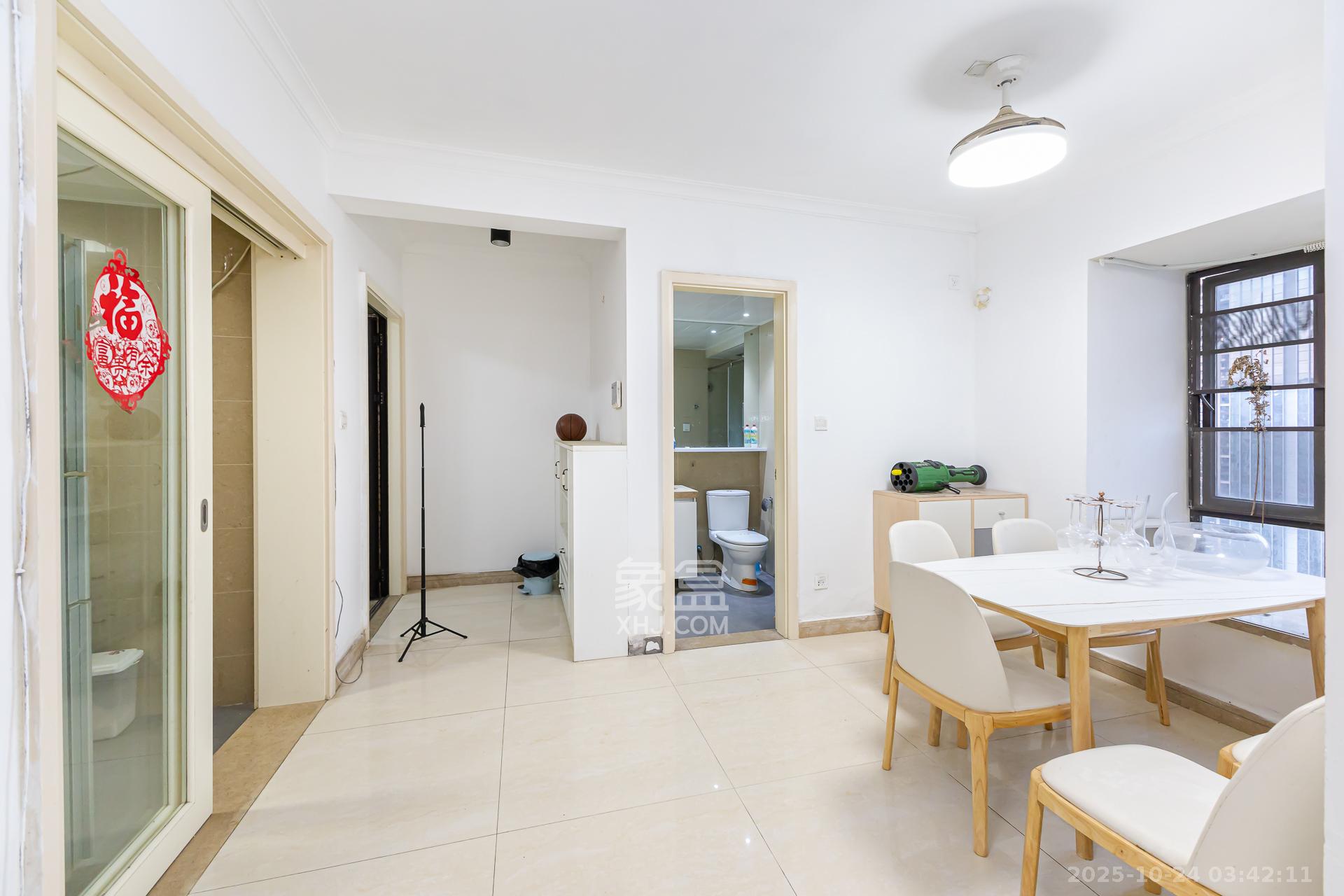 时代倾城一期  3室2厅2卫    82.0万客厅