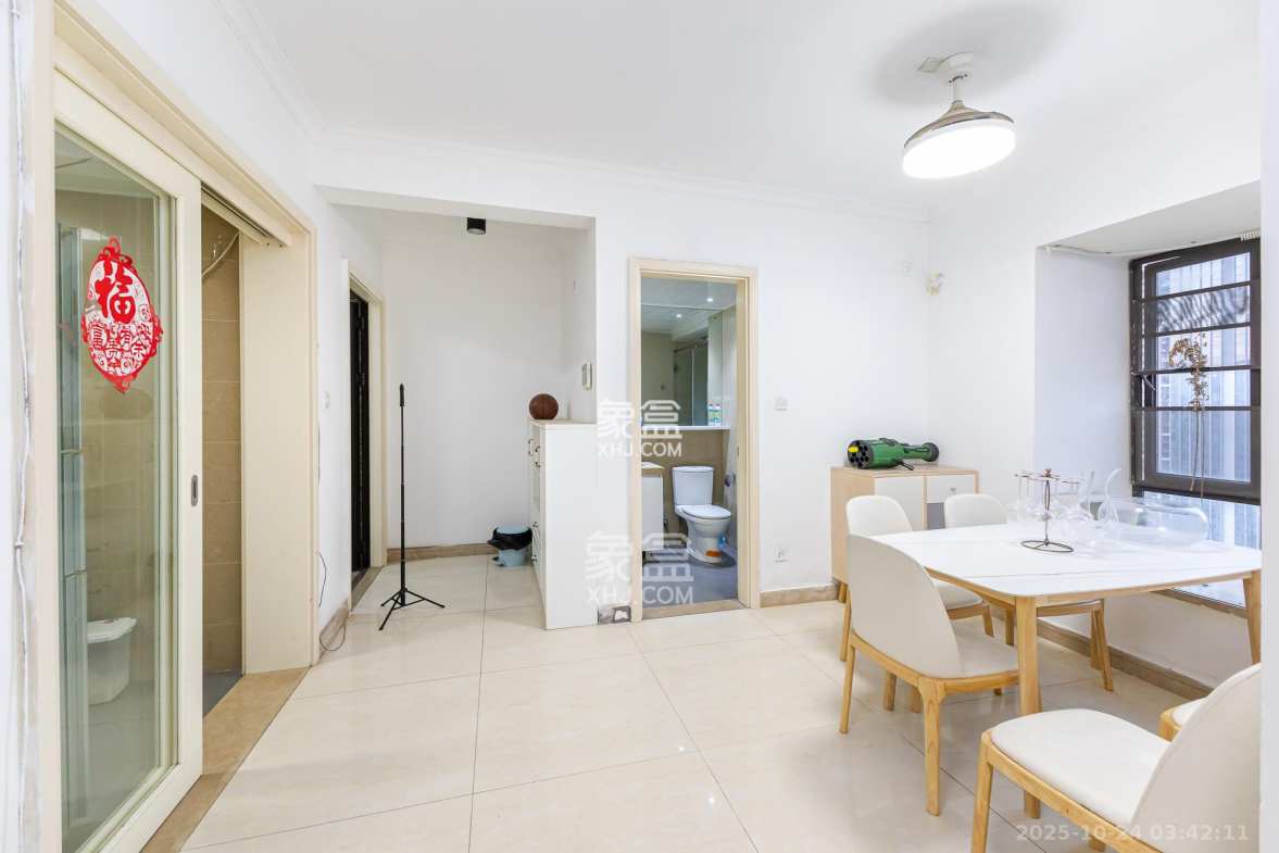 时代倾城一期 3室2厅2卫 82.0万 时代倾城一期 3室2厅2卫 82.0万客厅