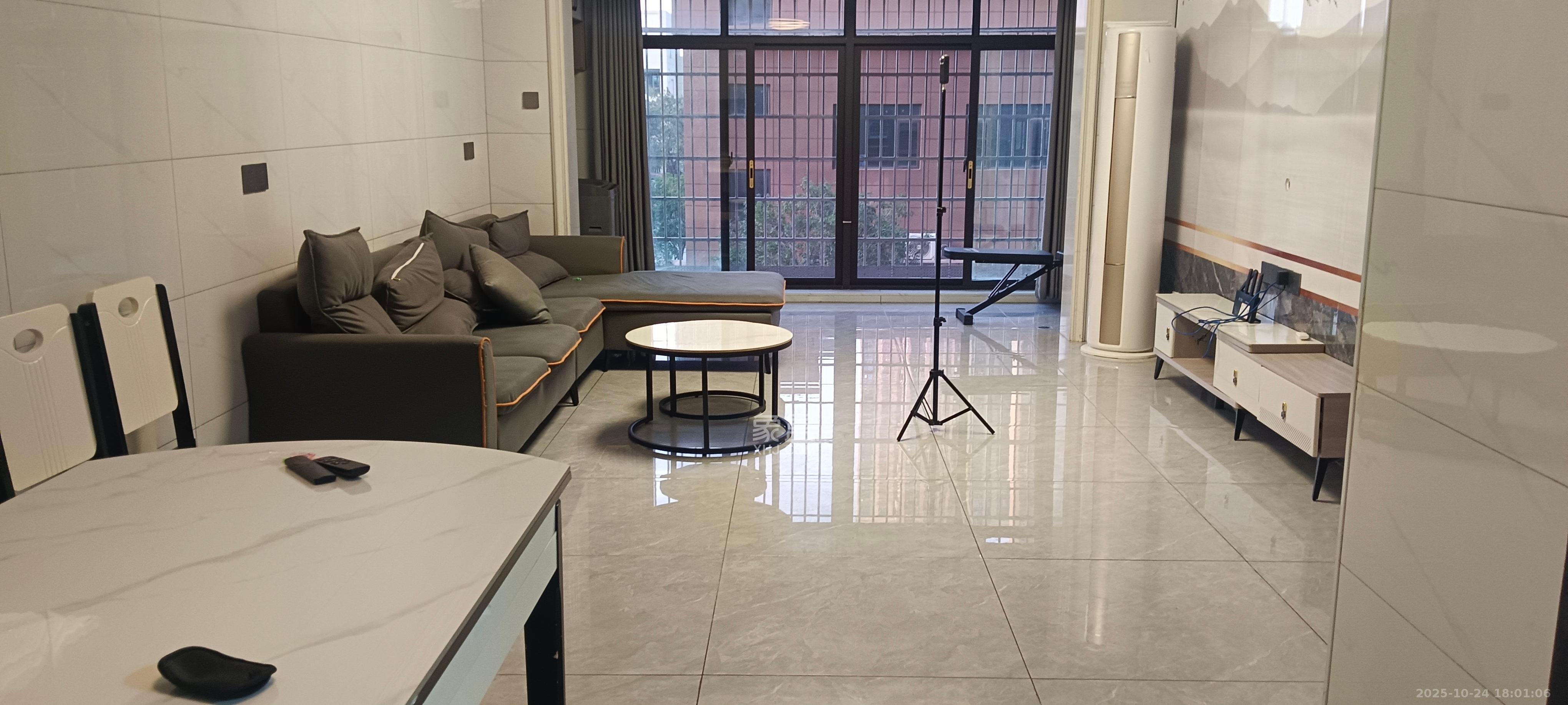 和润园三期  3室2厅2卫    2700.0元/月室内图1