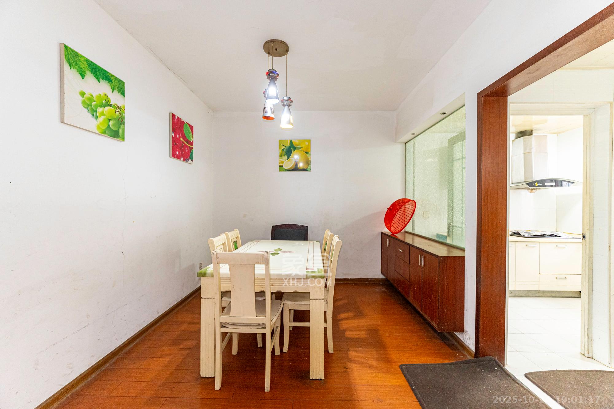 星城雅郡  3室2厅1卫    66.28万客厅