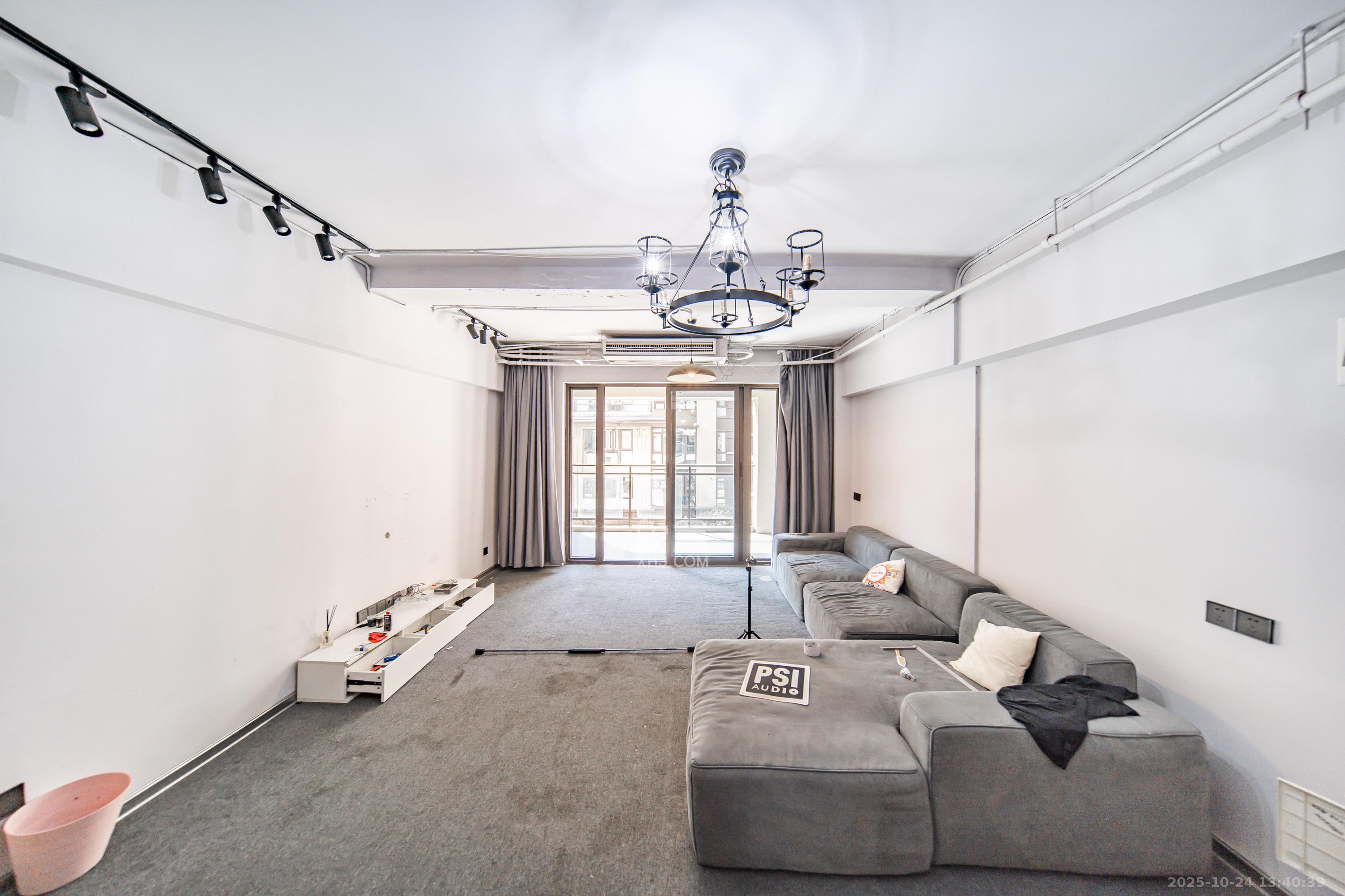 洋湖18克拉(旷远洋湖18克拉) 5室1厅3卫 290.0万 洋湖18克拉(旷远洋湖18克拉) 5室1厅3卫 290.0万客厅