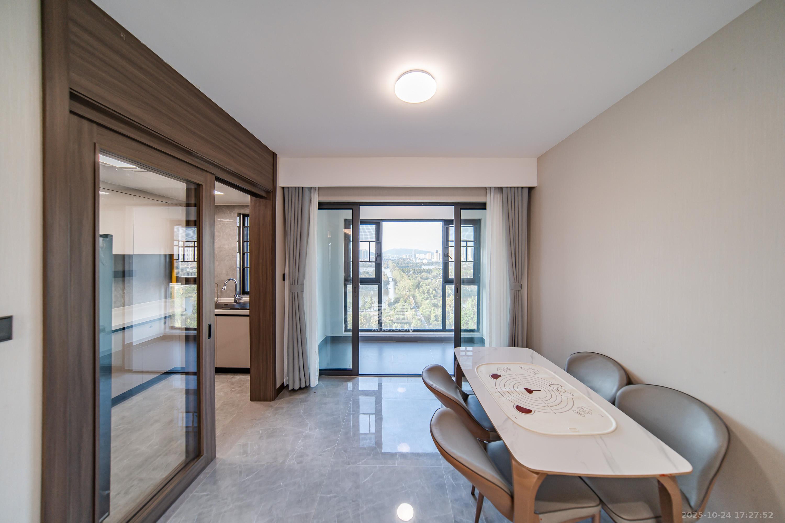 卓越洋湖晴翠  4室2厅2卫    180.0万其他