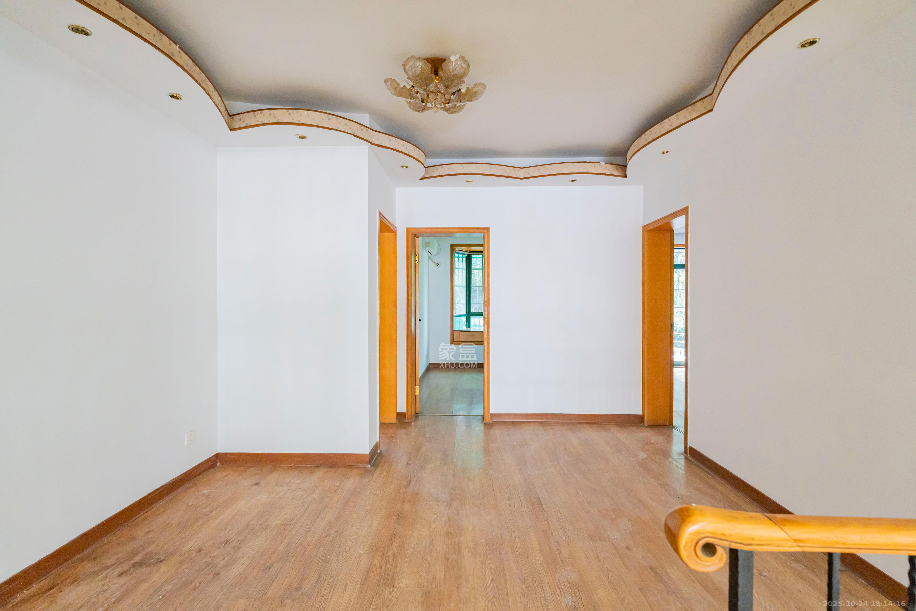 四季阳光花城  4室2厅2卫    155.0万客厅