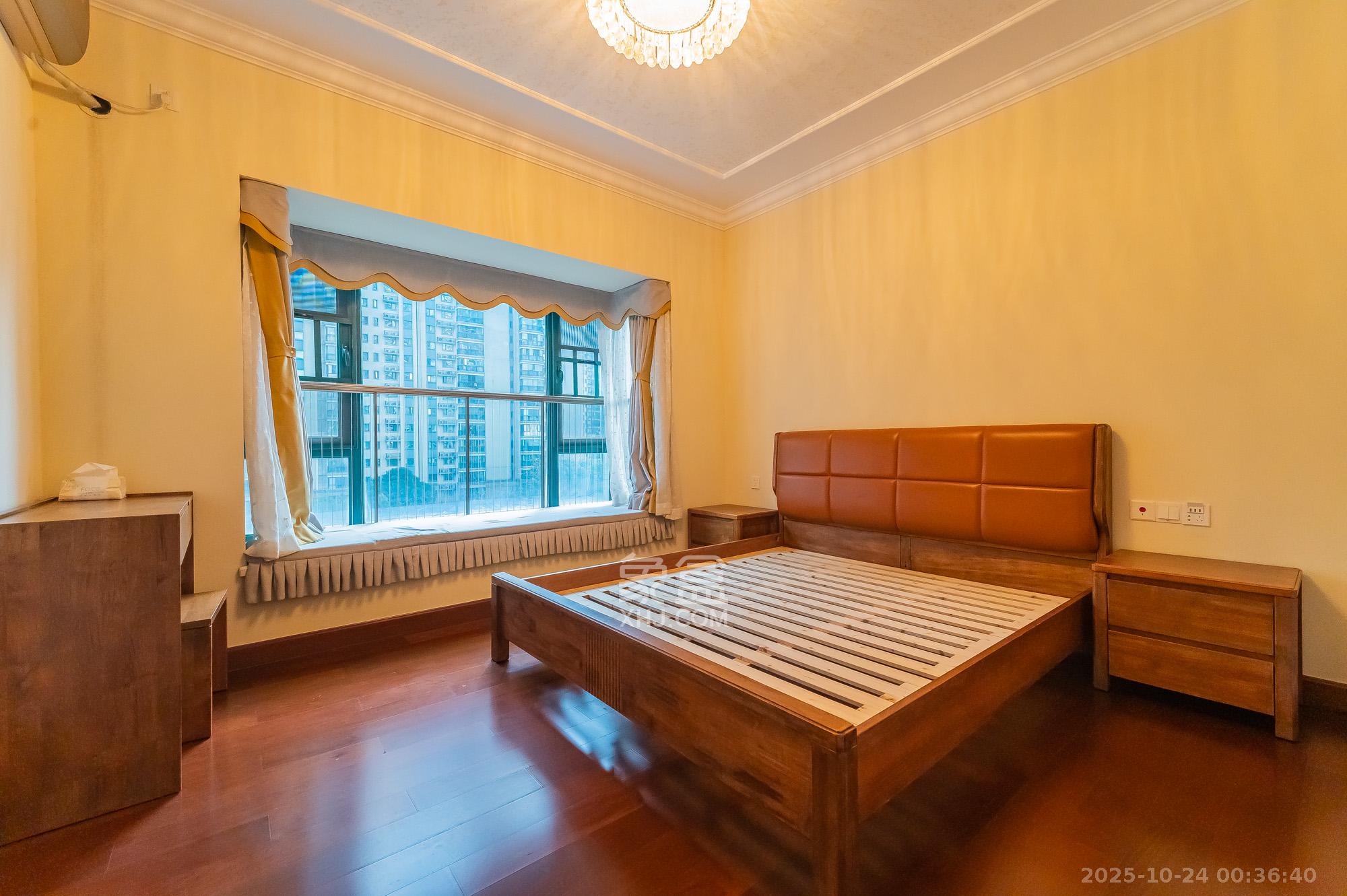 恒大翡翠华庭  4室2厅2卫    125.0万卧室