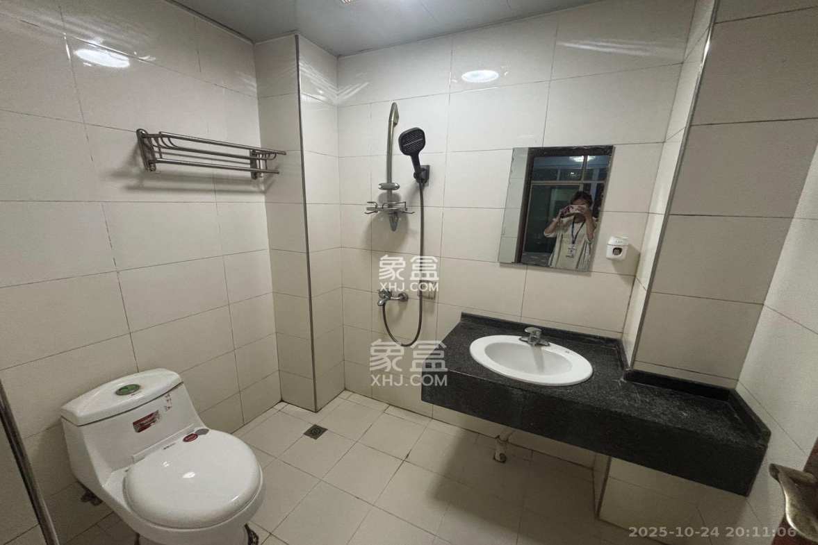 洞井二小区 3室2厅2卫 1800.0元/月 洞井二小区 3室2厅2卫 1800.0元/月室内图