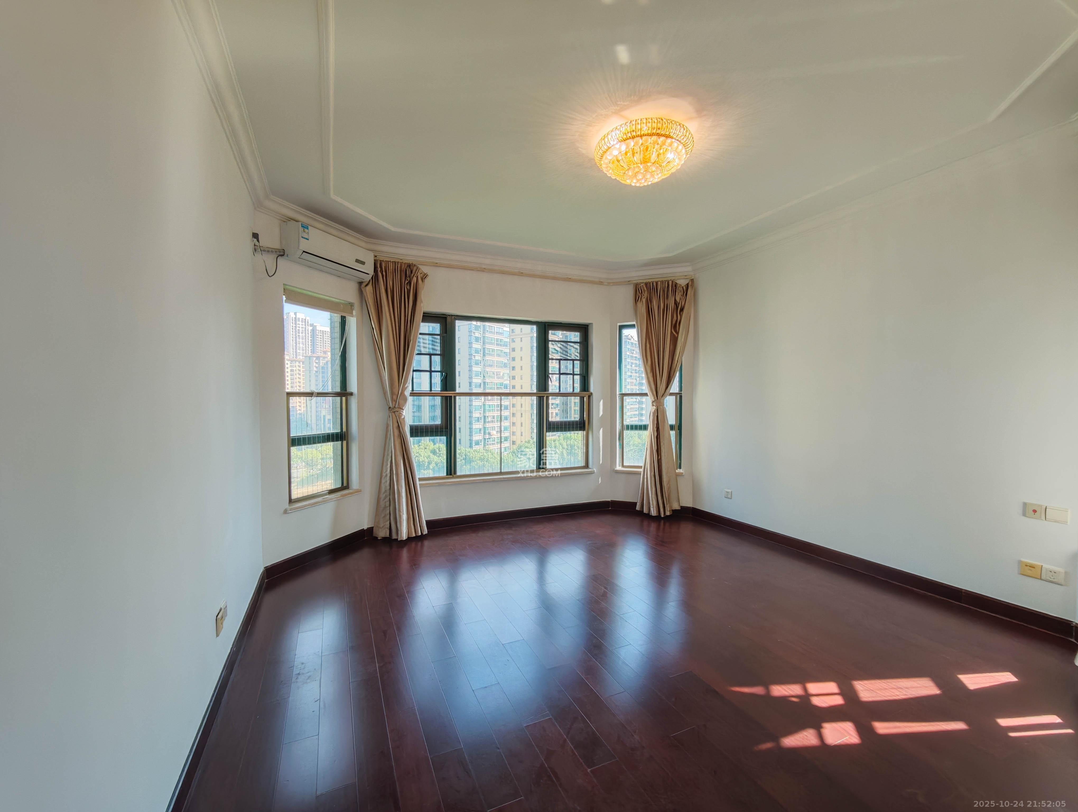 恒大城  4室2厅1卫    102.0万卧室