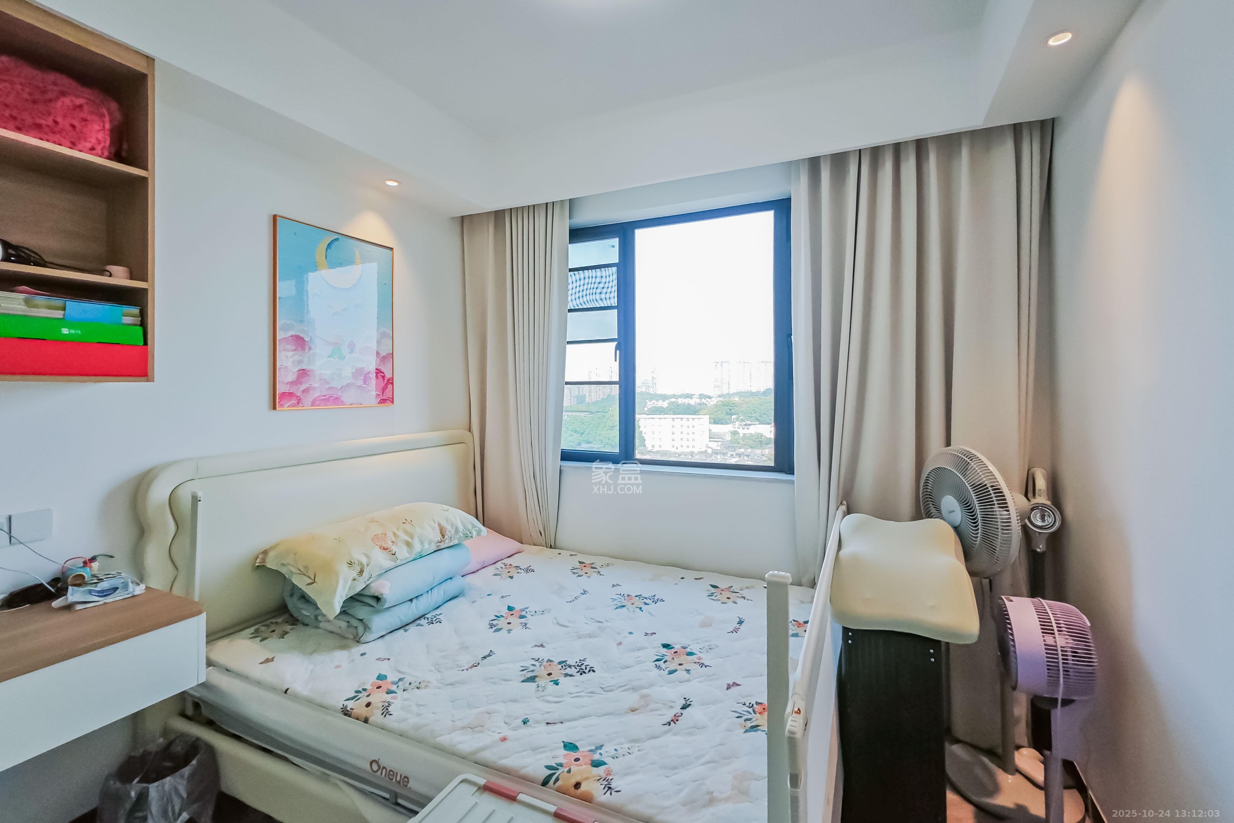 臻园  4室2厅2卫    175.0万 臻园  4室2厅2卫    175.0万卧室