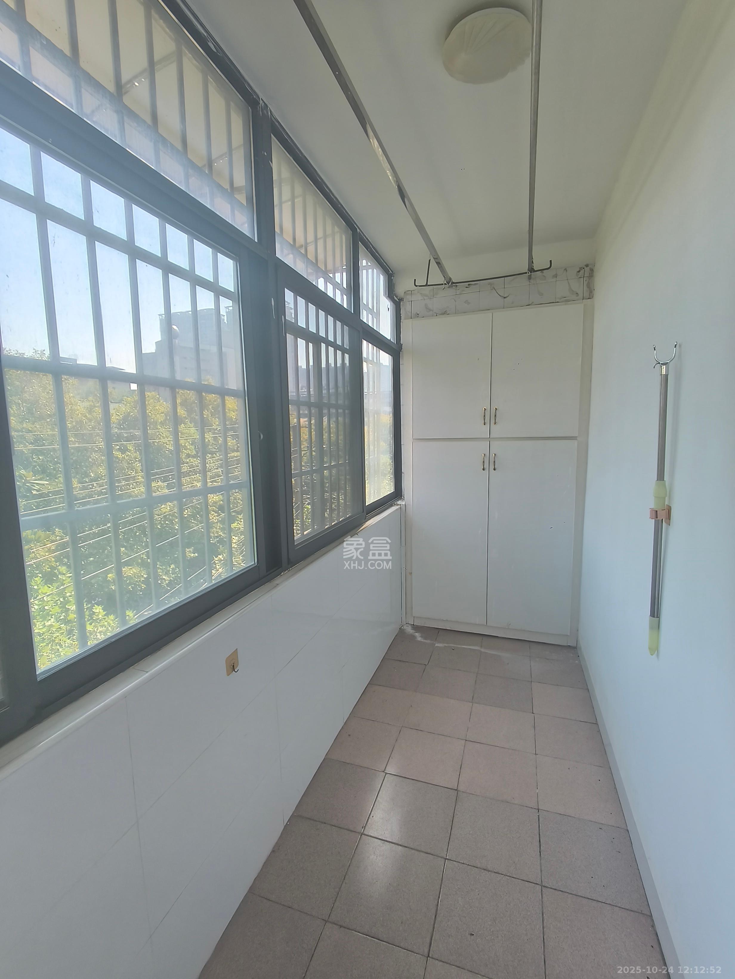 公交园小区(公交新村)  1室0厅0卫    1700.0元/月 公交园小区(公交新村)  1室0厅0卫    1700.0元/月室内图