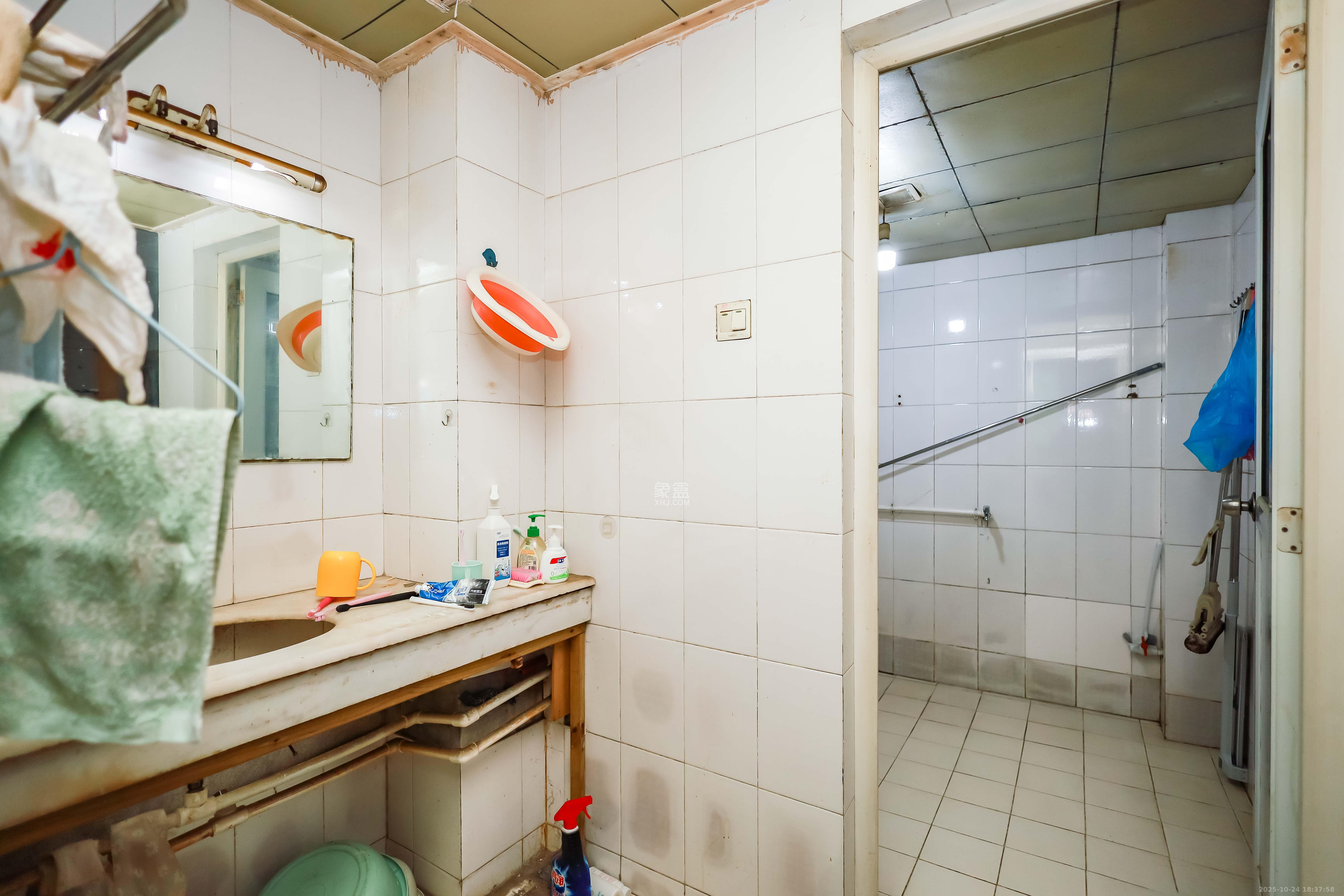 咸嘉新村嘉明苑  3室2厅2卫    76.8万卫生间