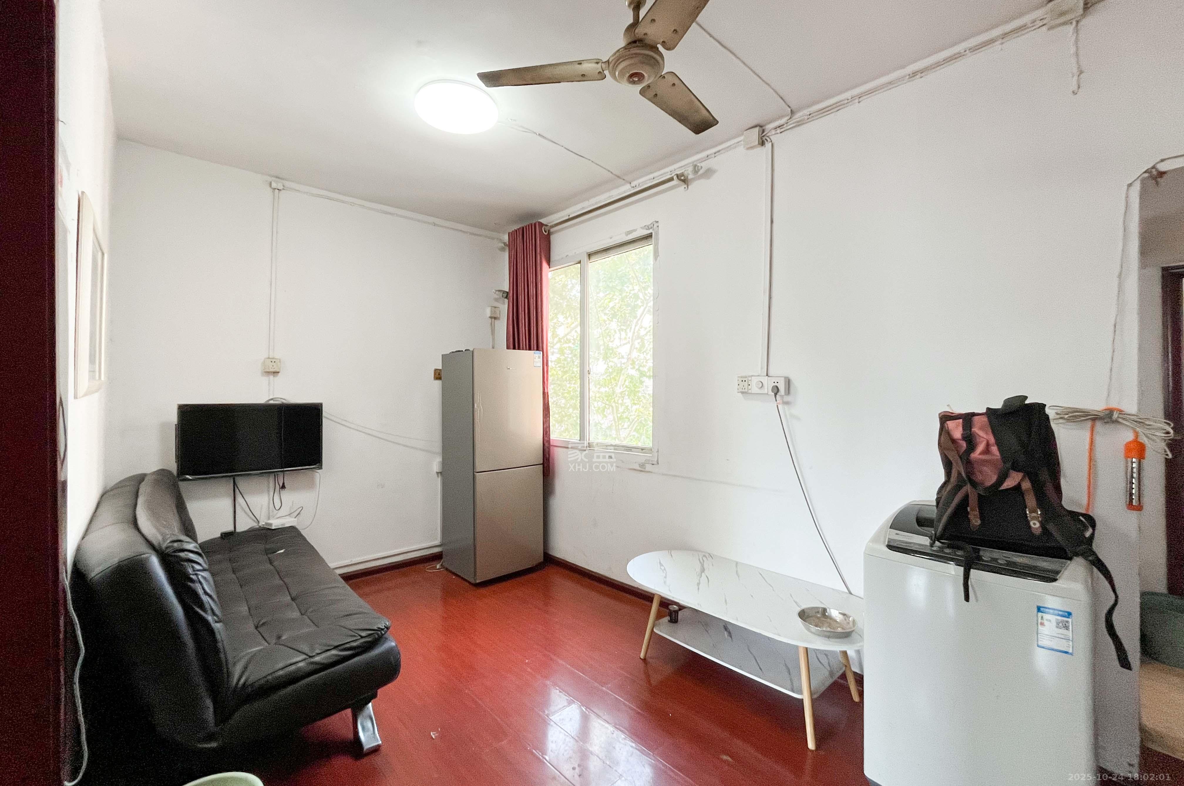 望城坡(航天大院)八亩地  2室1厅1卫    39.2万 望城坡(航天大院)八亩地  2室1厅1卫    39.2万客厅