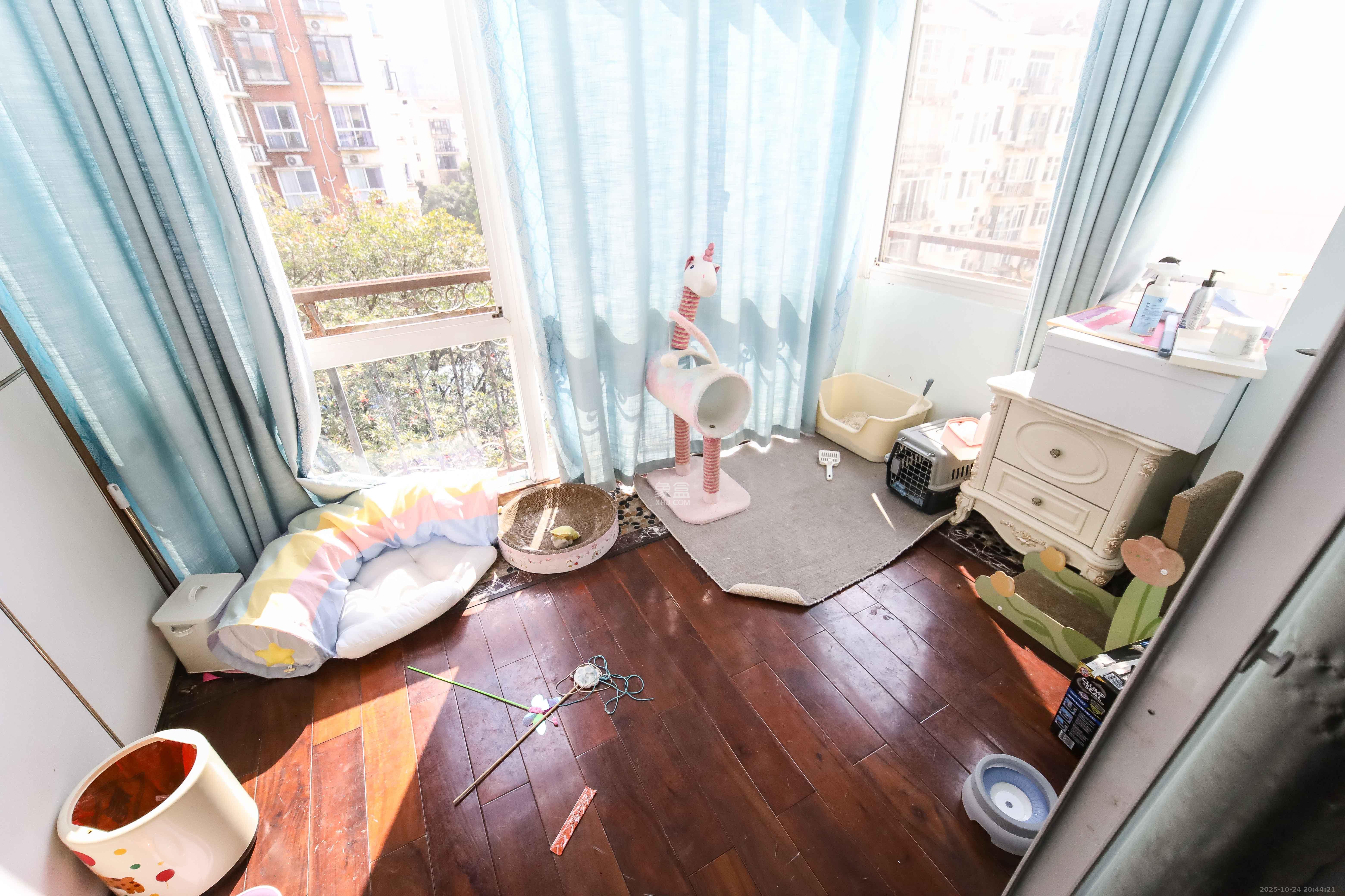 惠泽园  5室2厅4卫    242.0万阳台