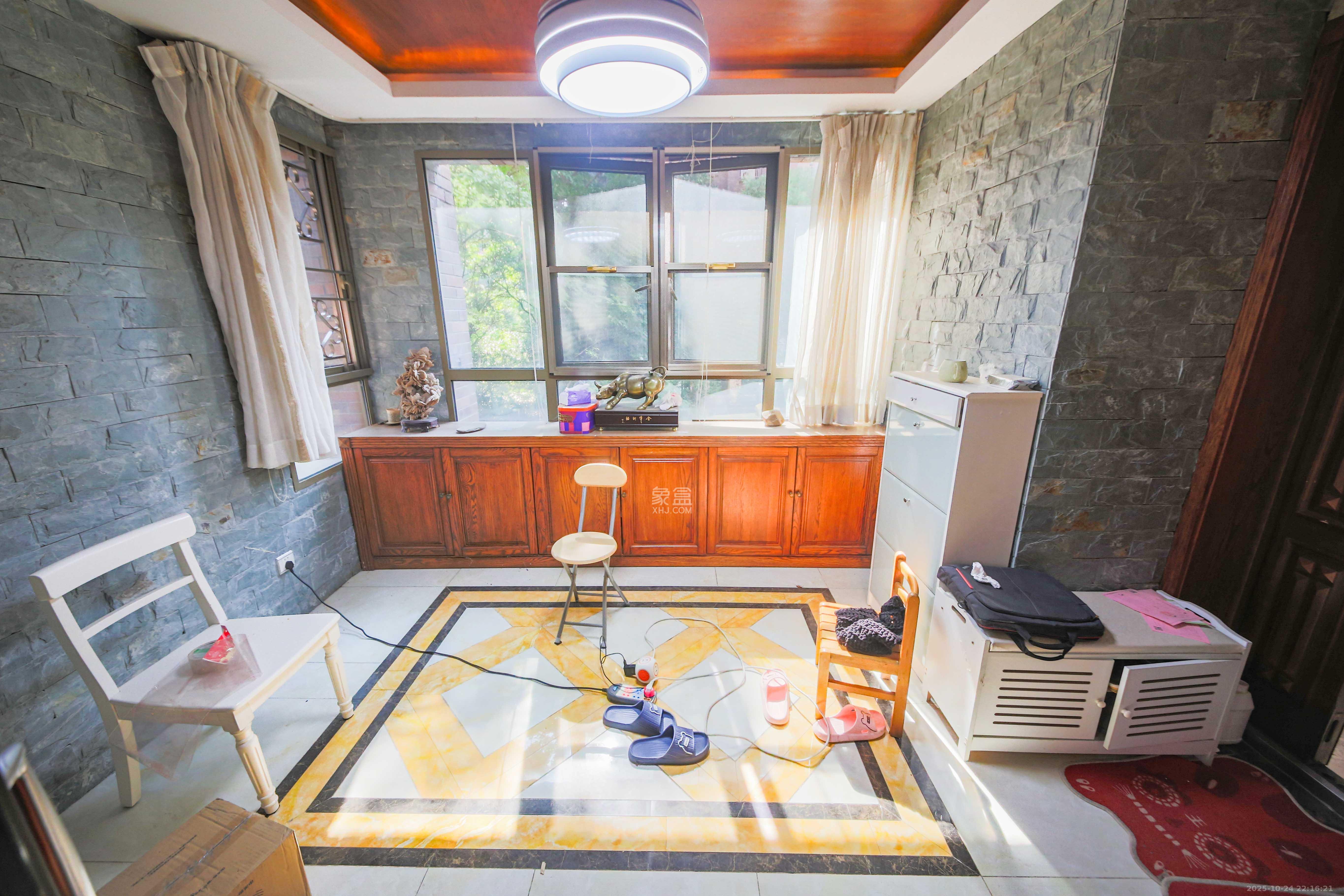 奥林匹克花园  4室2厅3卫    200.0万阳台