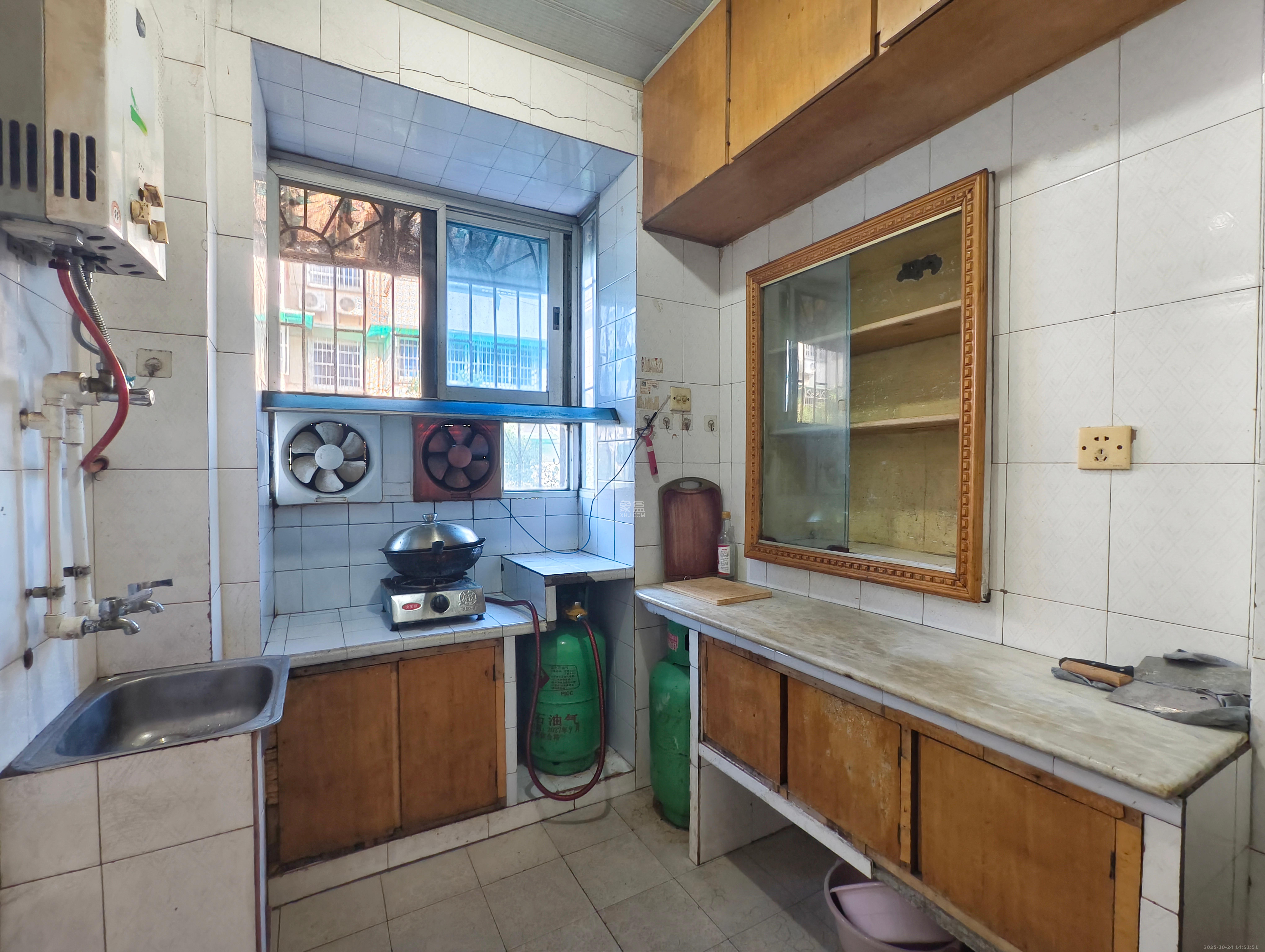 荷花园小区（安置房小区）  3室1厅1卫    1800.0元/月室内图