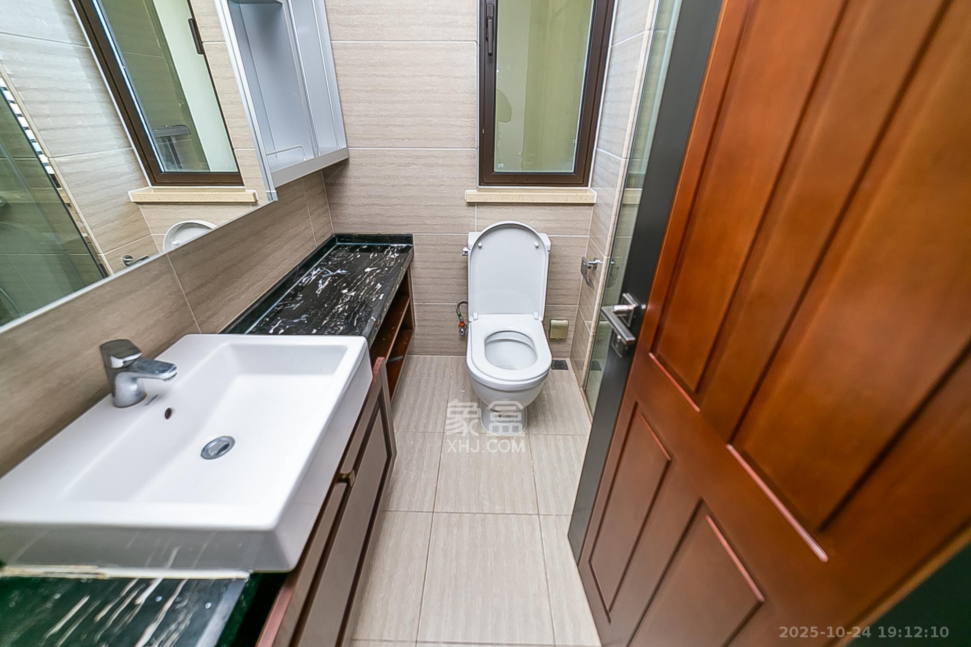 万科紫台  3室2厅2卫    239.0万卫生间