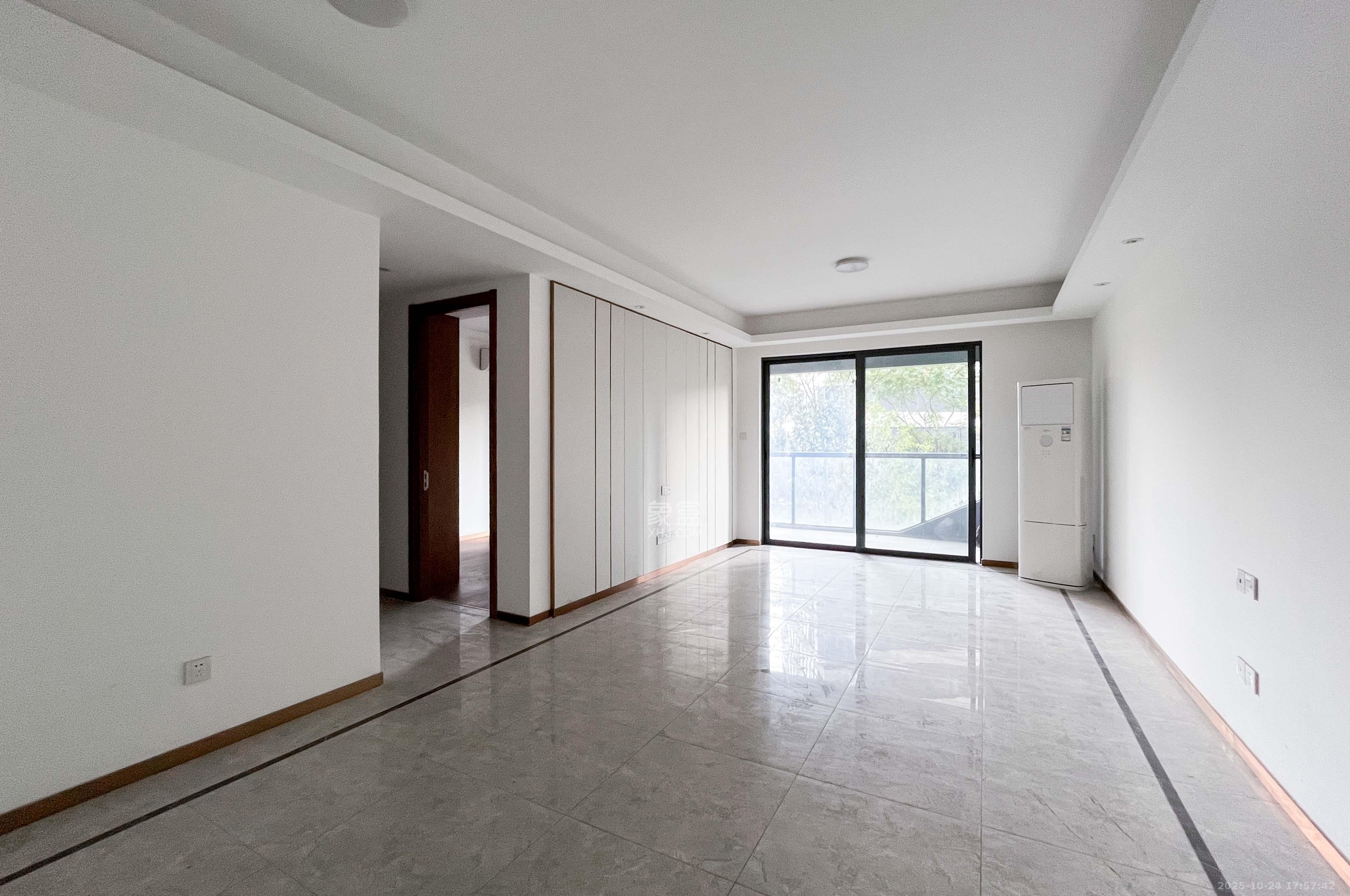 旭辉都会山  3室2厅2卫    156.0万客厅