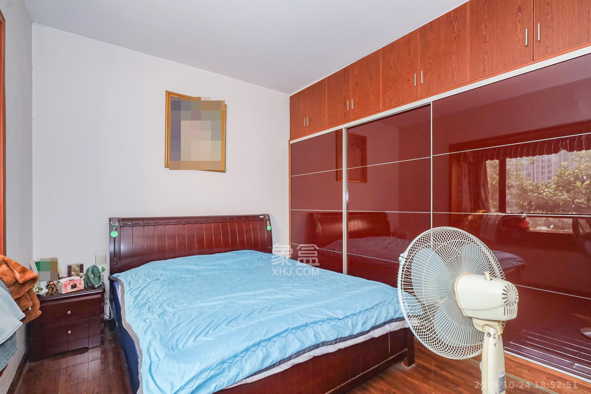 岳银欣苑 1室2厅1卫 68.0万 岳银欣苑 1室2厅1卫 68.0万卧室