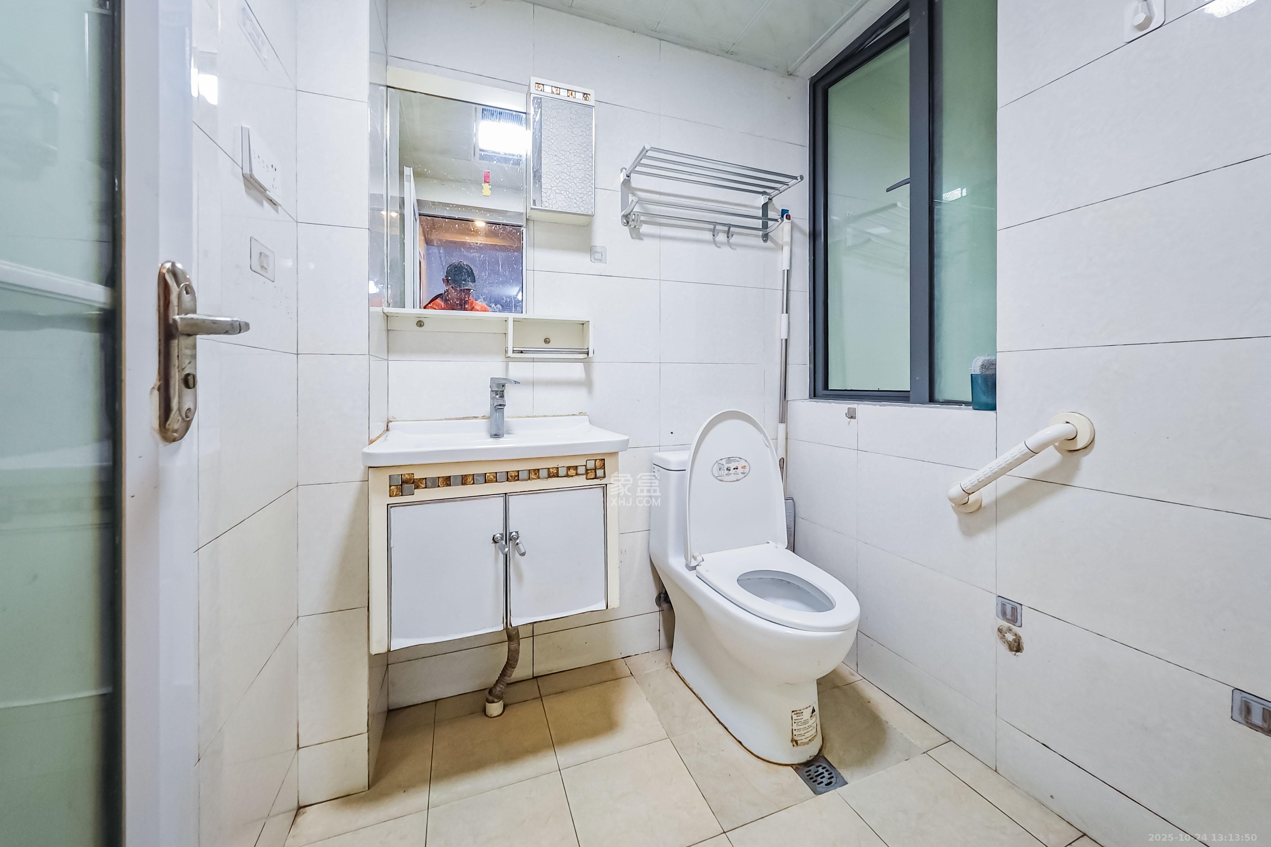 中城丽景香山园  2室2厅1卫    71.8万卫生间