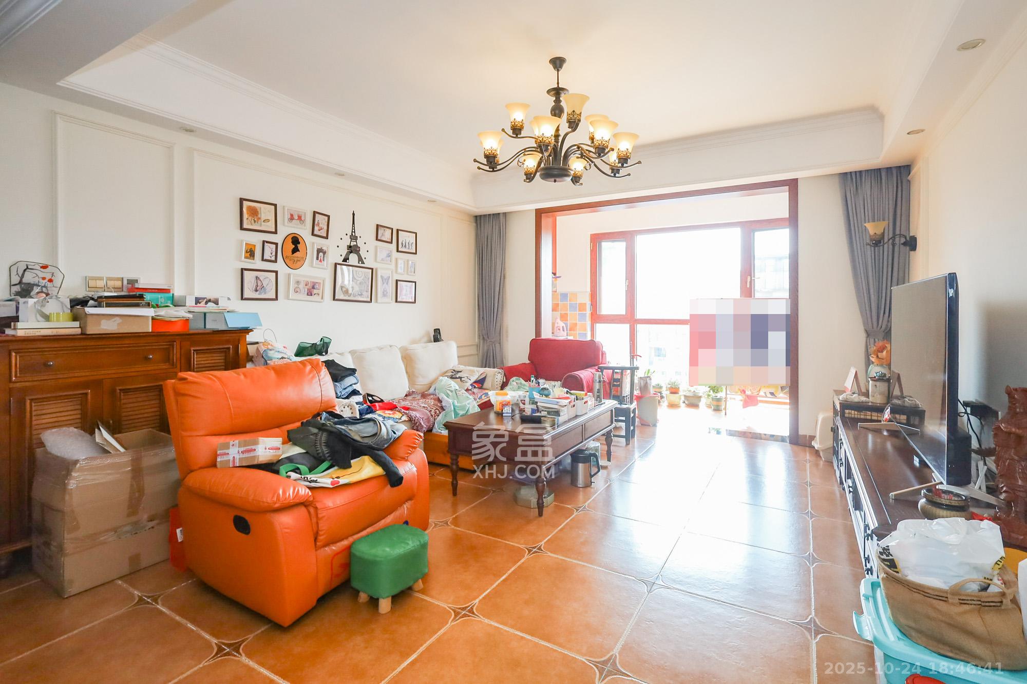 八方小区B区  4室2厅2卫    518.0万客厅