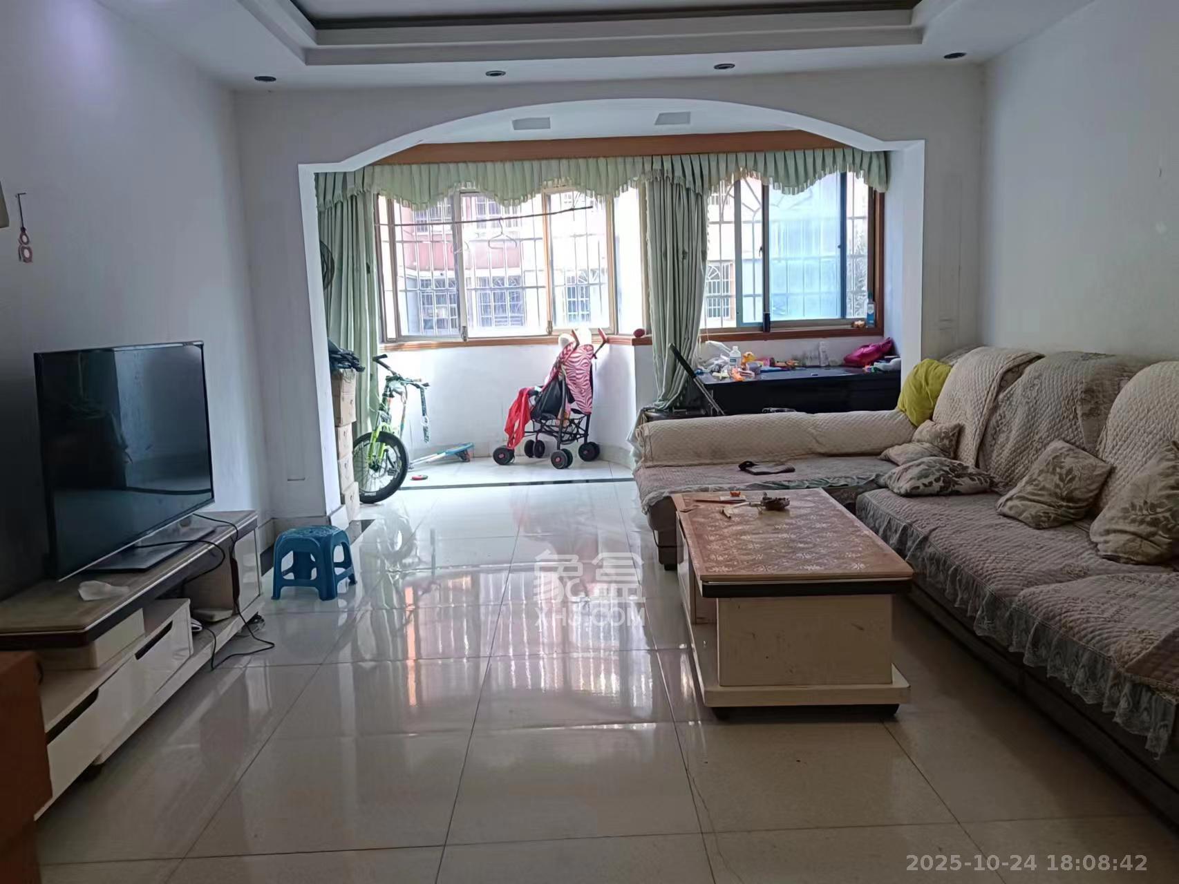 阳明山庄  3室2厅2卫    2100.0元/月