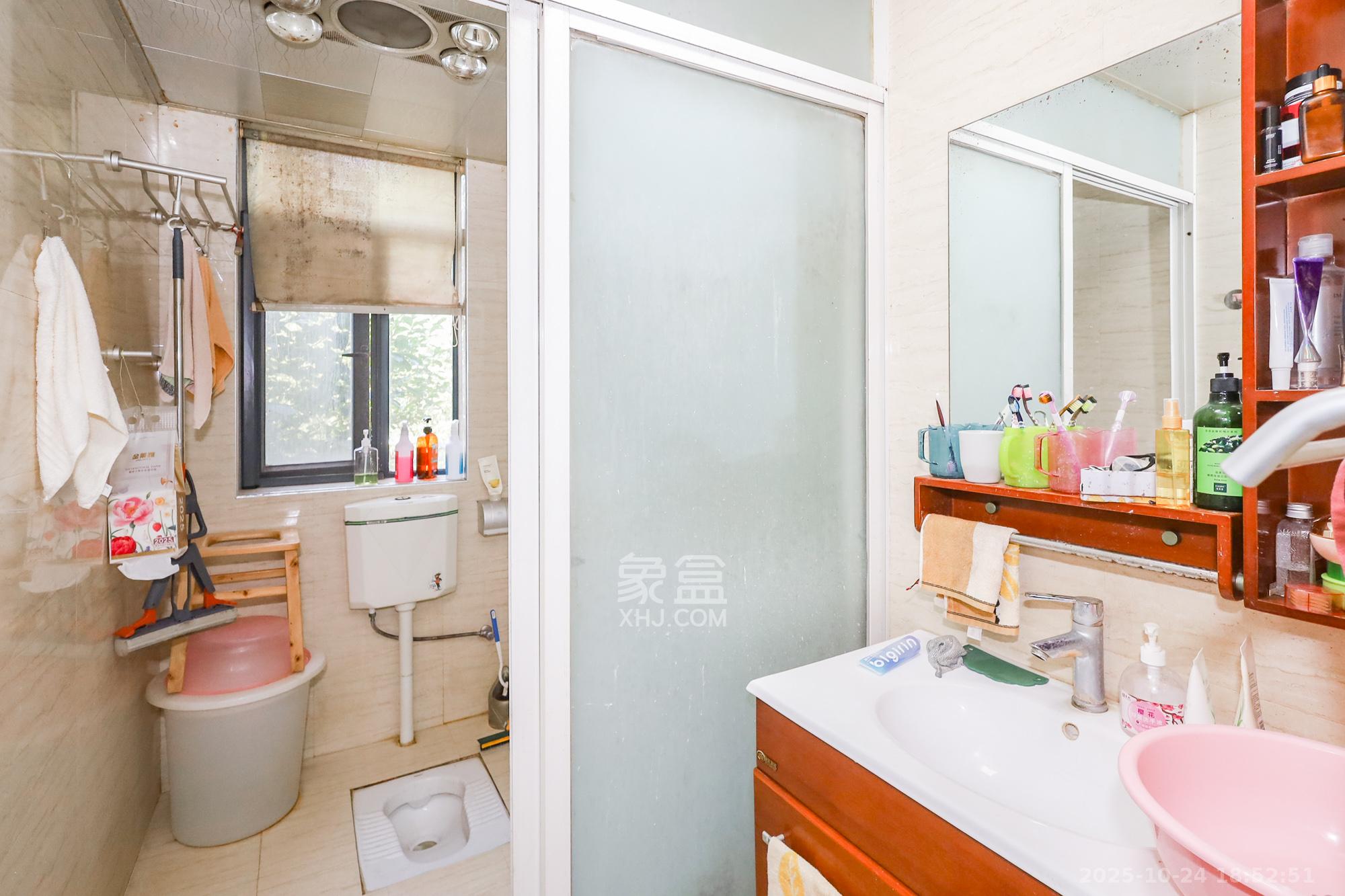 岳银欣苑 1室2厅1卫 68.0万 岳银欣苑 1室2厅1卫 68.0万卫生间