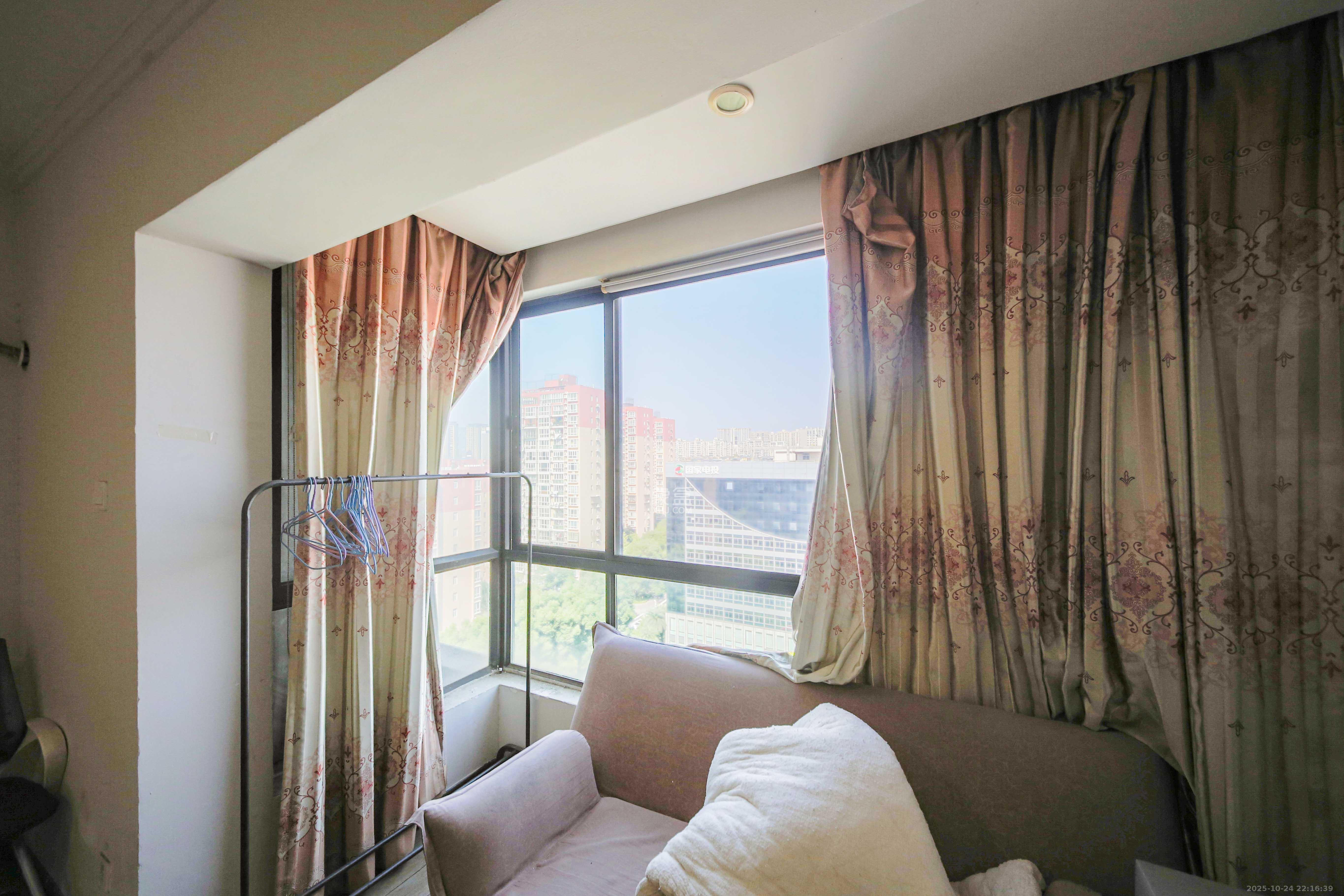 标志商务中心  1室1厅1卫    22.0万阳台