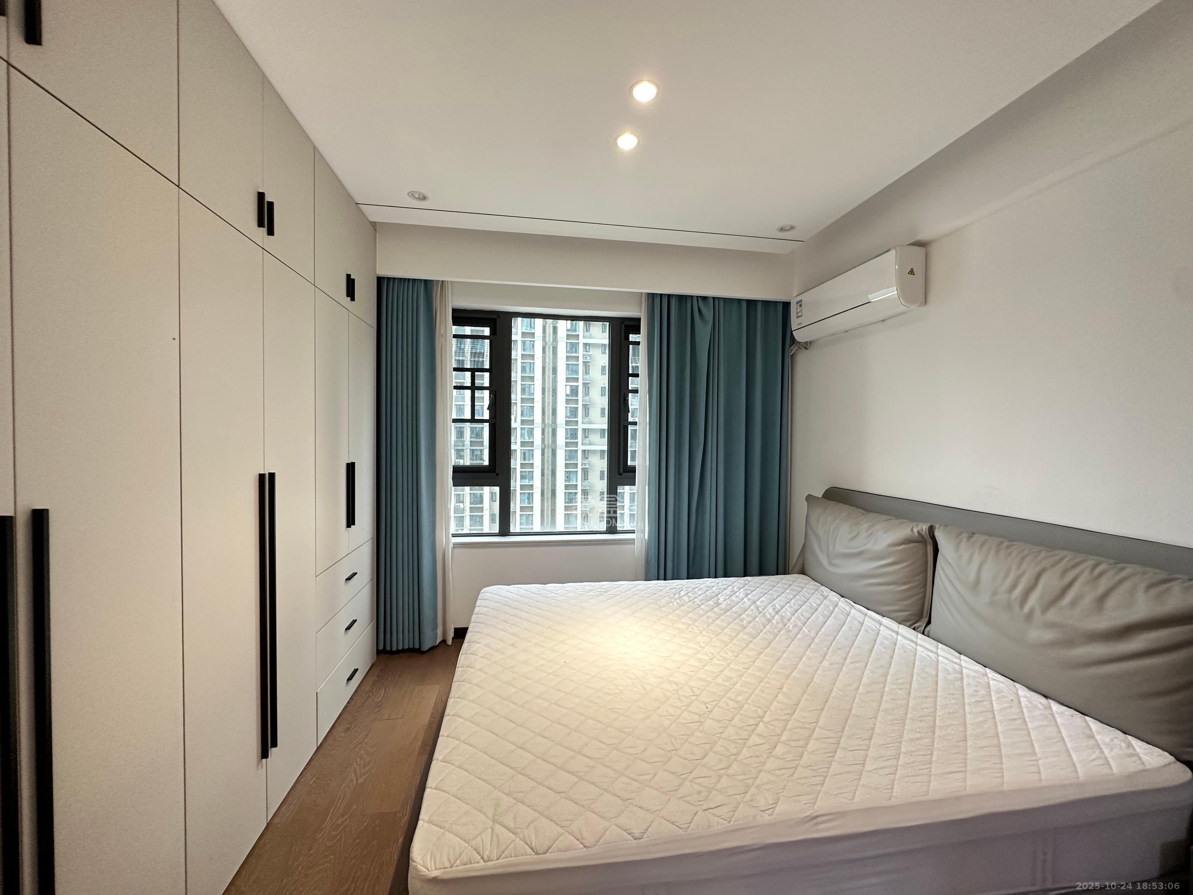 卓越中寰 4室2厅2卫 5500.0元/月 卓越中寰 4室2厅2卫 5500.0元/月室内图