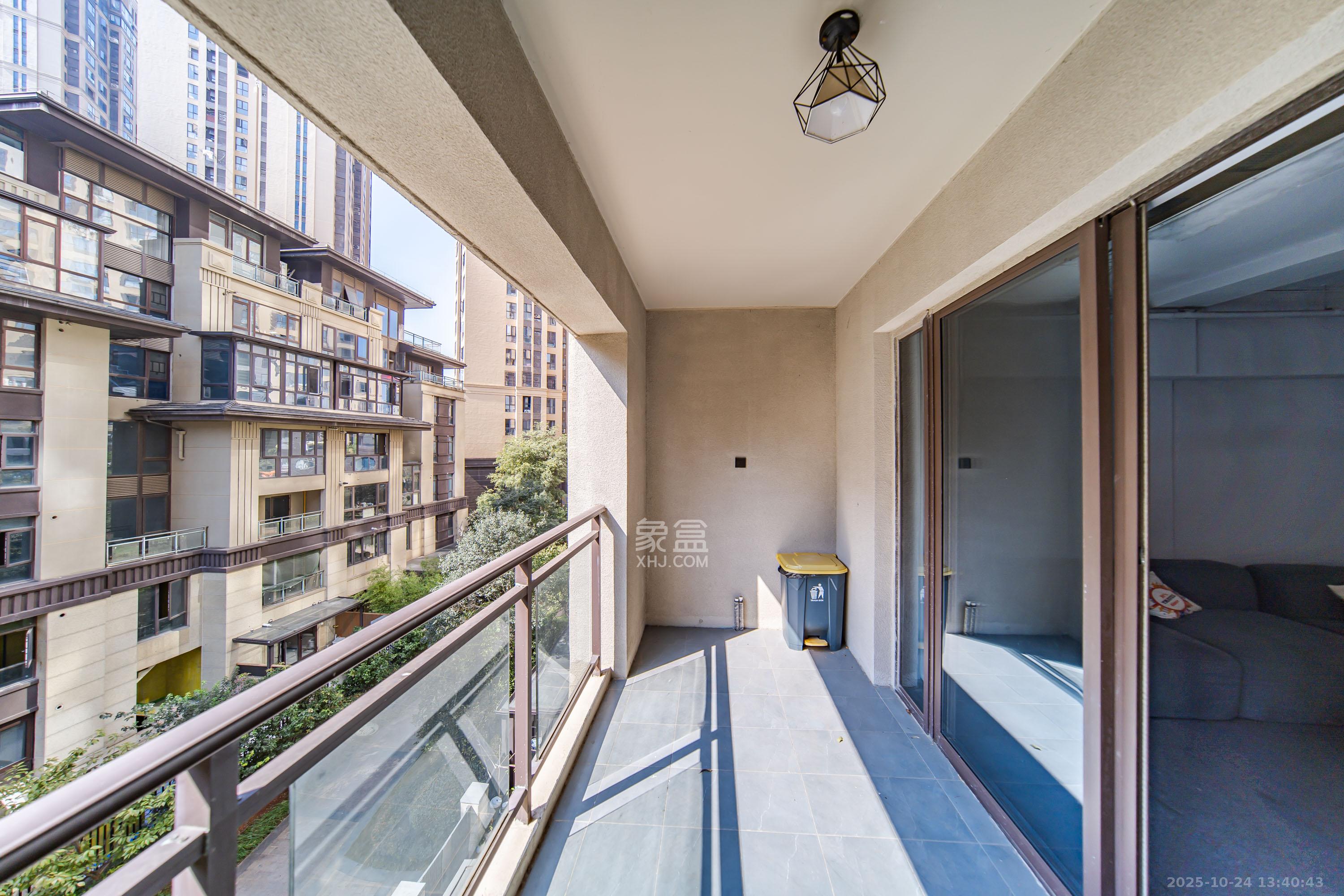 洋湖18克拉（旷远洋湖18克拉）  5室1厅3卫    290.0万阳台