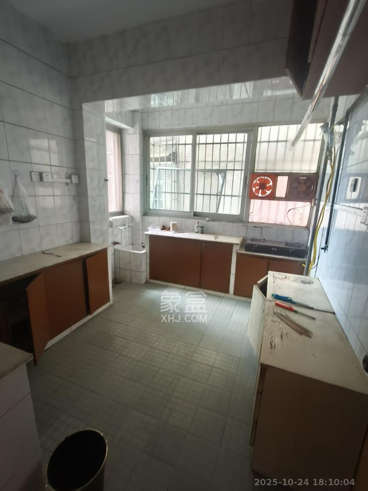 市建委宿舍  4室2厅1卫    2300.0元/月 市建委宿舍  4室2厅1卫    2300.0元/月室内图