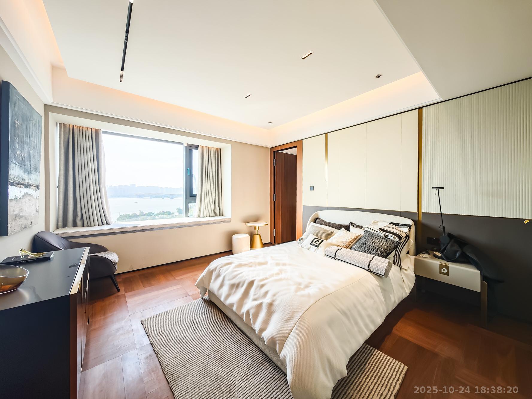 中欣楚天御府B区观澜  5室2厅3卫    1100.0万 中欣楚天御府B区观澜  5室2厅3卫    1100.0万卧室