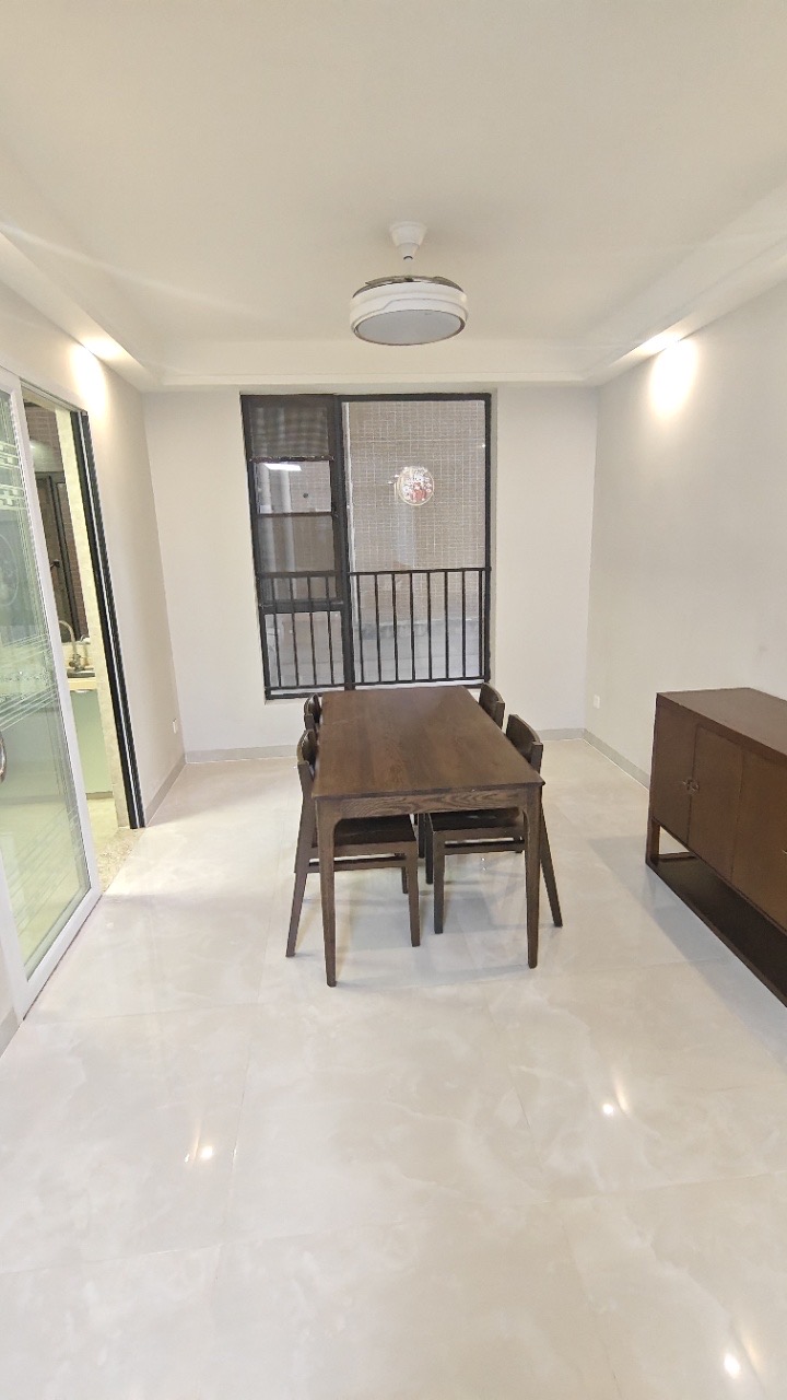 滨江帝景二期(三期) 3室2厅2卫 188.0万 滨江帝景二期(三期) 3室2厅2卫 188.0万客厅